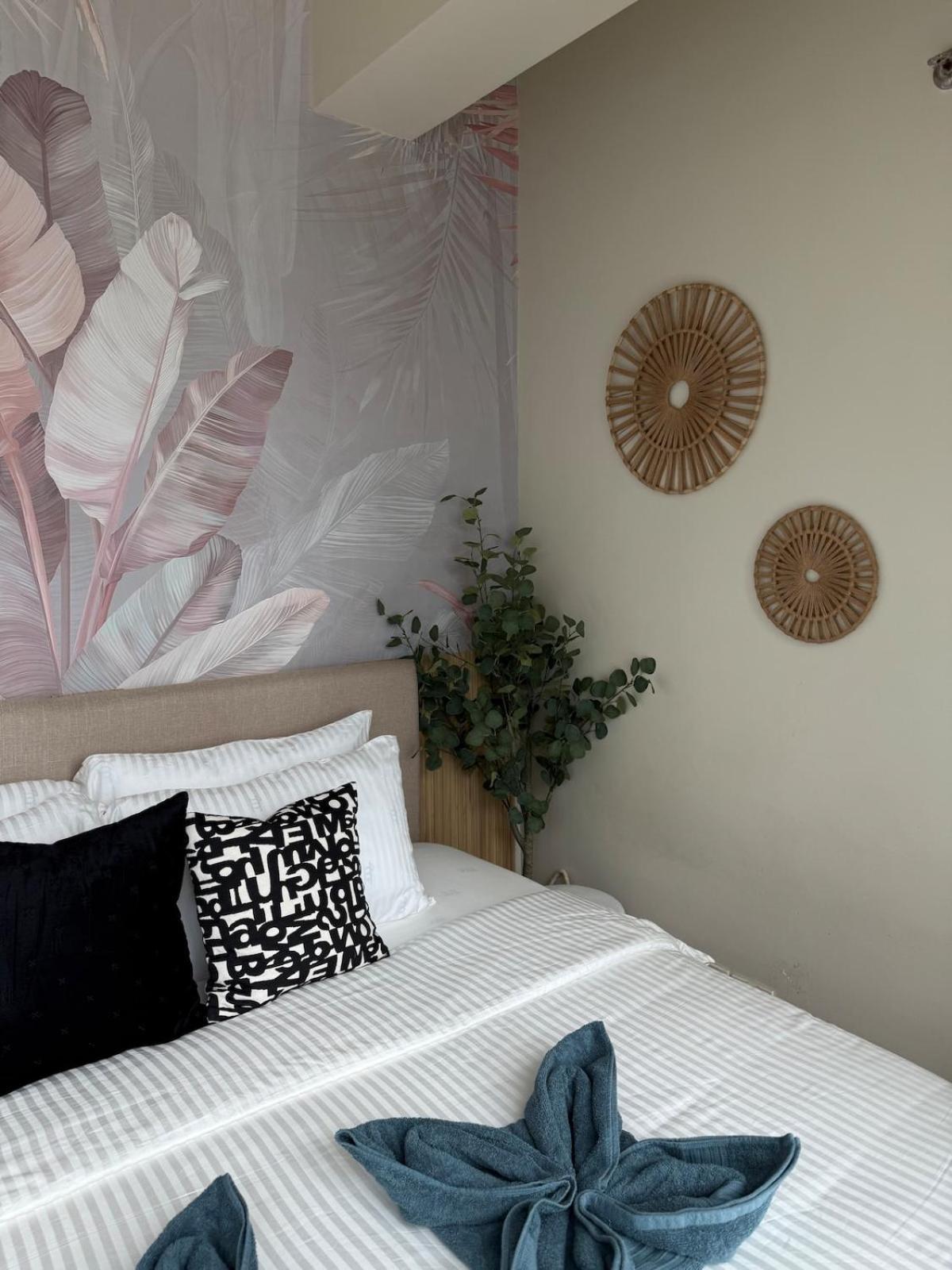 Palms Paradise With The View Of Bgc Netflix Apartment Manila