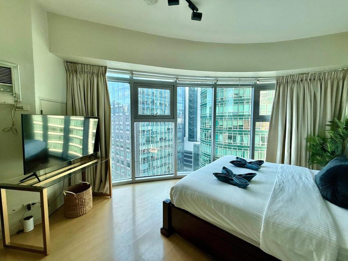Palms Paradise With The View Of Bgc Netflix Manila