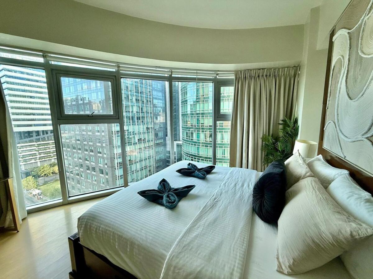 Palms Paradise With The View Of Bgc Netflix Apartment