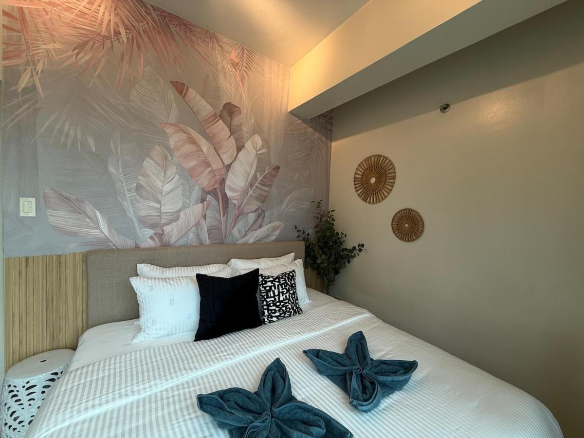Palms Paradise With The View Of Bgc Netflix Apartment Manila