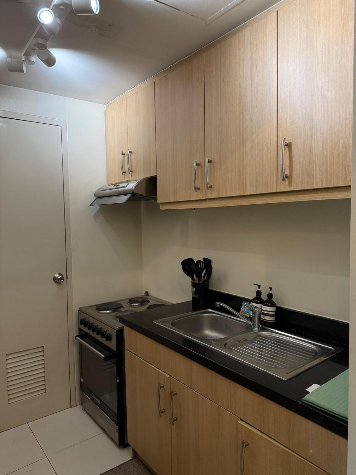 Palms Paradise With The View Of Bgc Netflix Apartment Manila