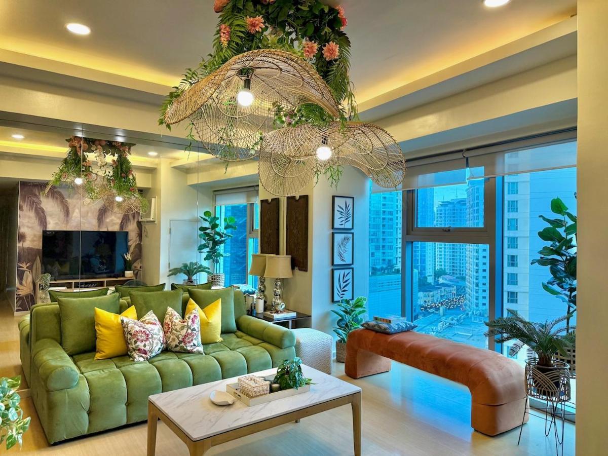 Palms Paradise With The View Of Bgc Netflix Apartment *