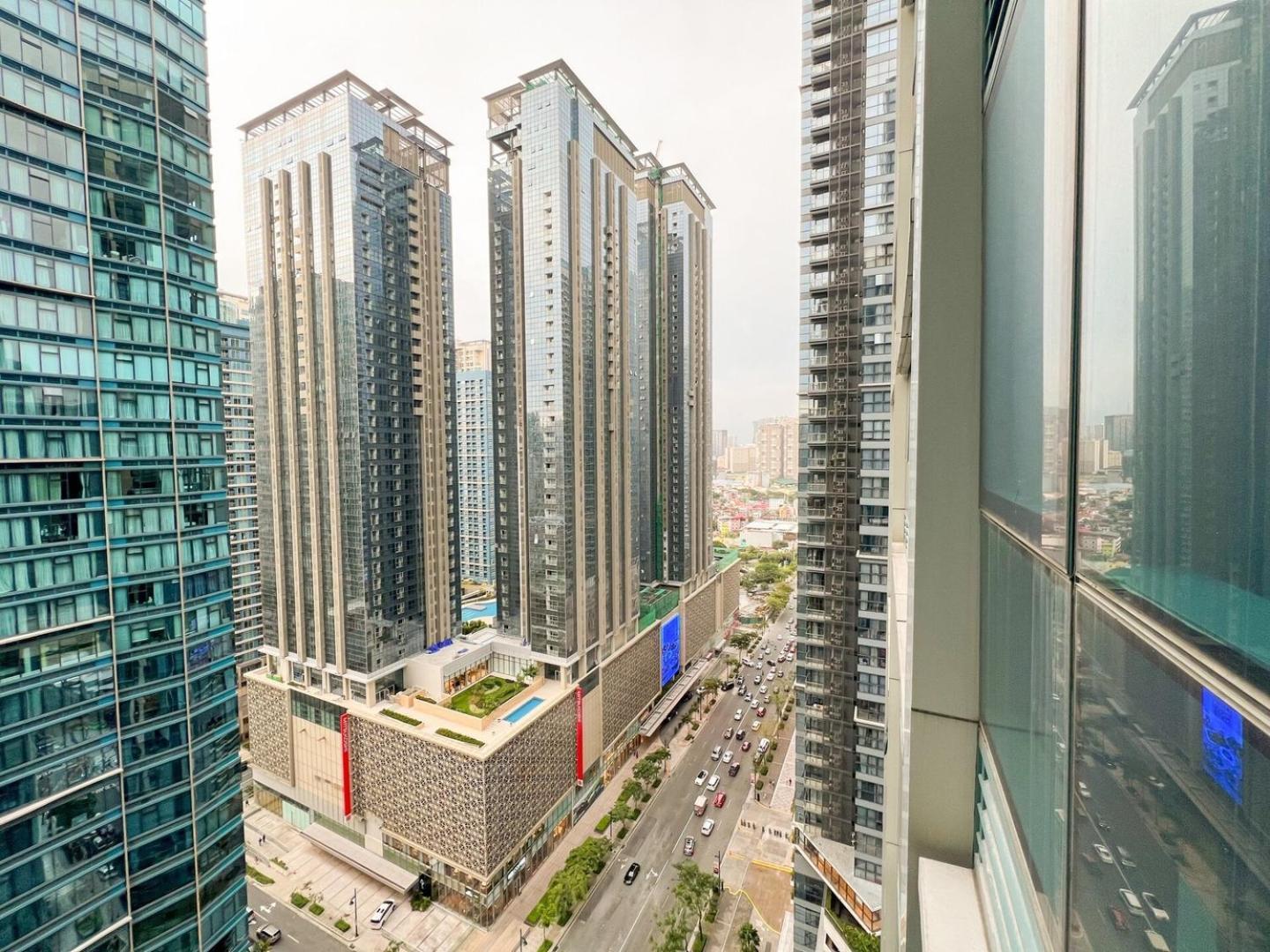 Bgc Near Uptown Mall, Grand Hyatt #ournw25b Manila