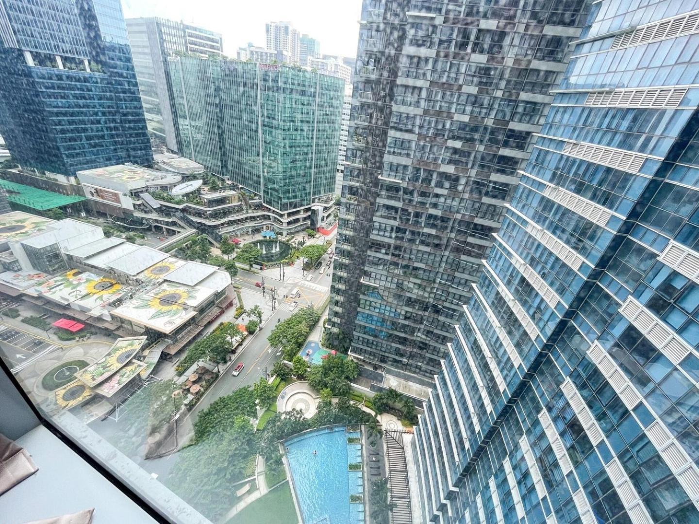 Bgc Facing Mitsukoshi Mall #upt122g Holiday home