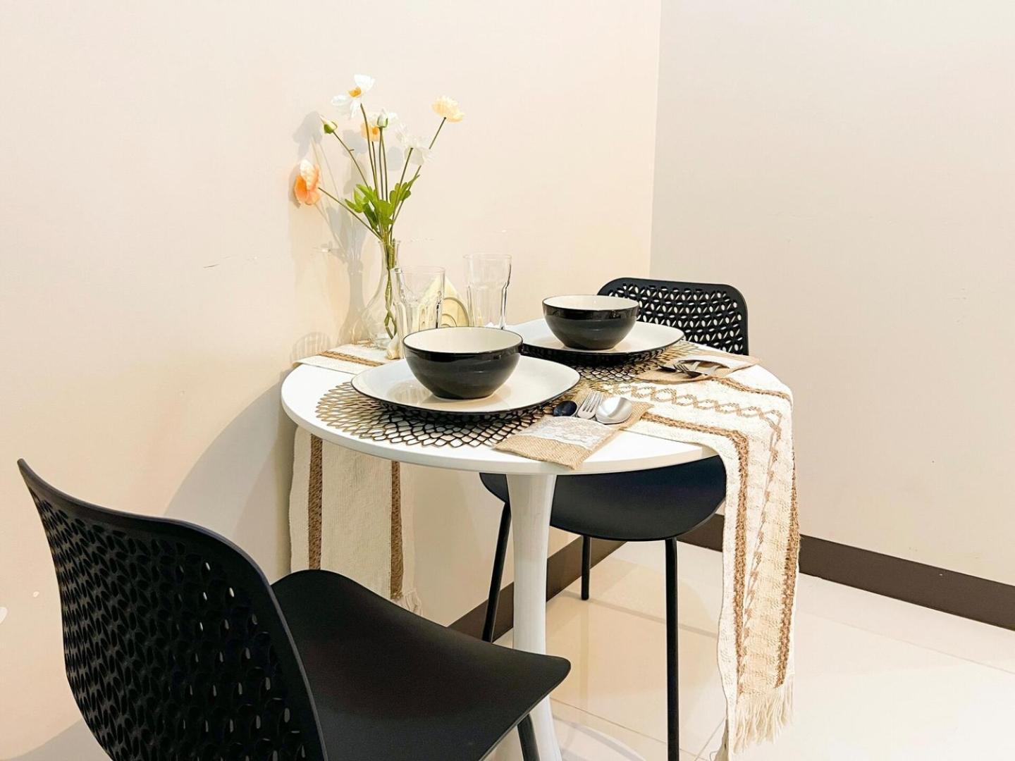 Apartment Upscale Bgc Near Mitsukoshi #upt130g Manila