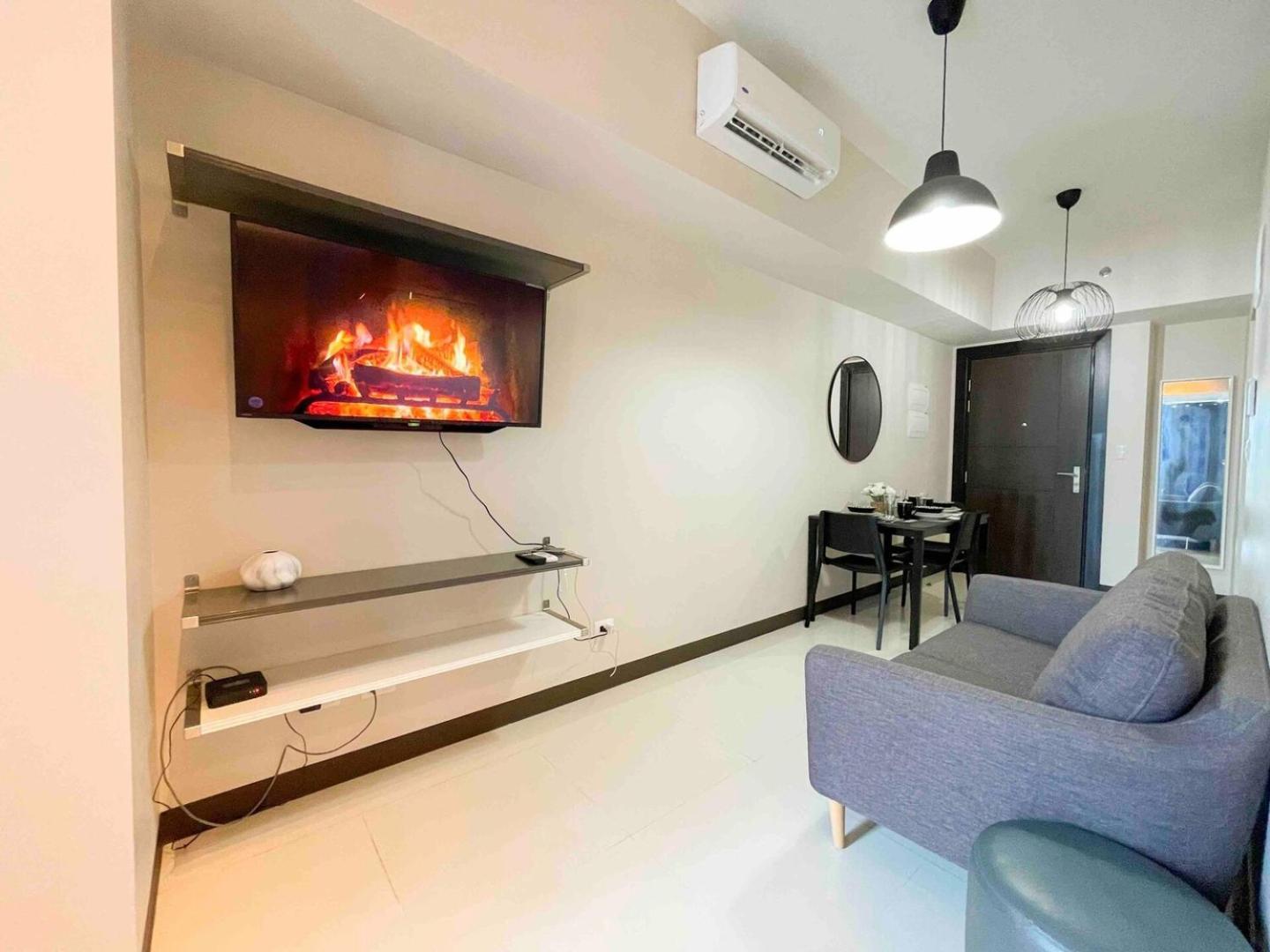Apartment Exclusive Bgc At Uptown Area #upt136d *