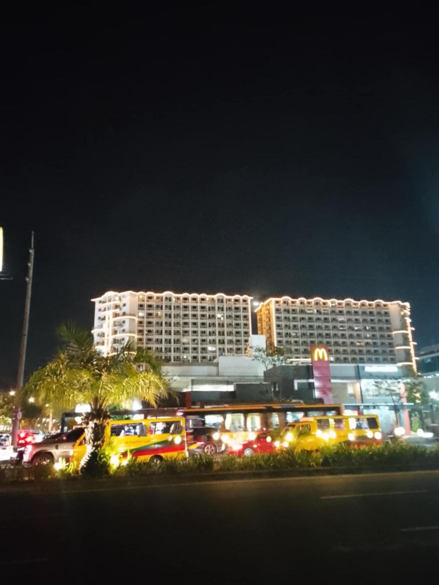 Staycation At Solemare Parksuites Tower B Near Dfa, Mall Of Asia, Ayala Mall, Parqual Mall , Cod, Conrad, Solaire, Okada Manila, & Naia,1 Bedroom Apartment Manila