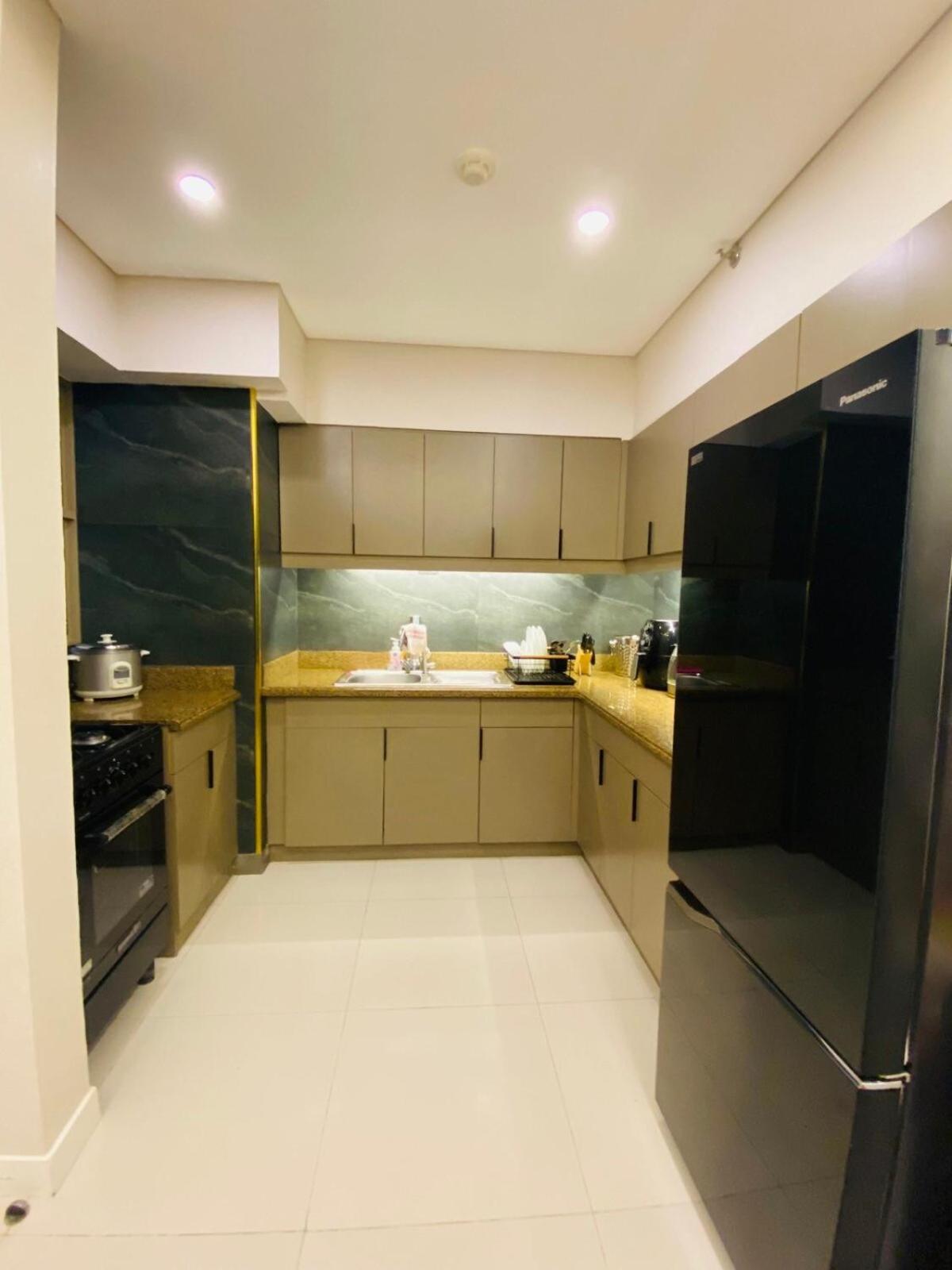 Apartment Stylish & Spacious Place Near Bgc Fast Wi-fi