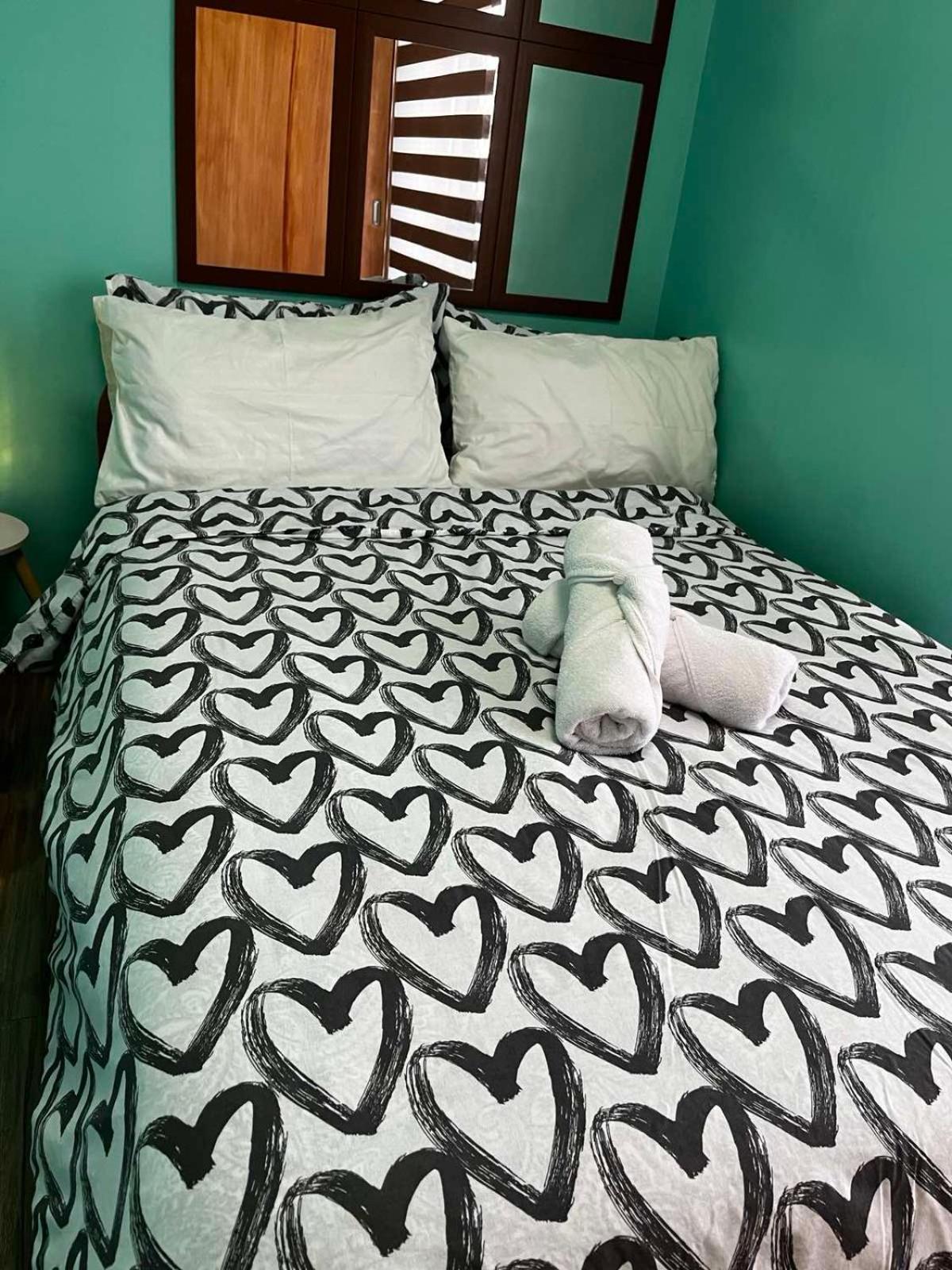 Spacious & Cozy 1-bedroom, Sleeps 2-4 Apartment Manila