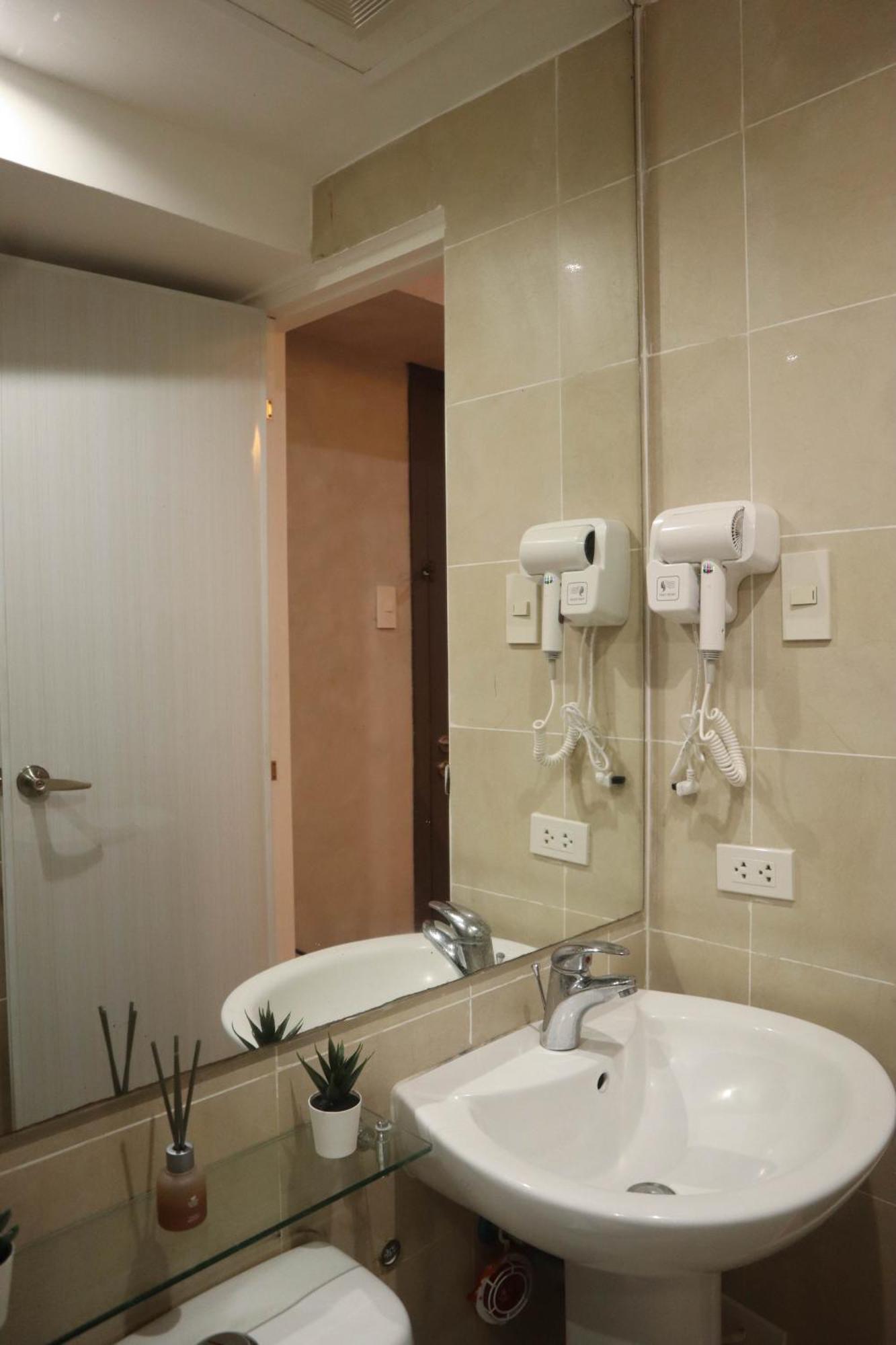 With Free Amenities Access At Poblacion Makati Aparthotel *