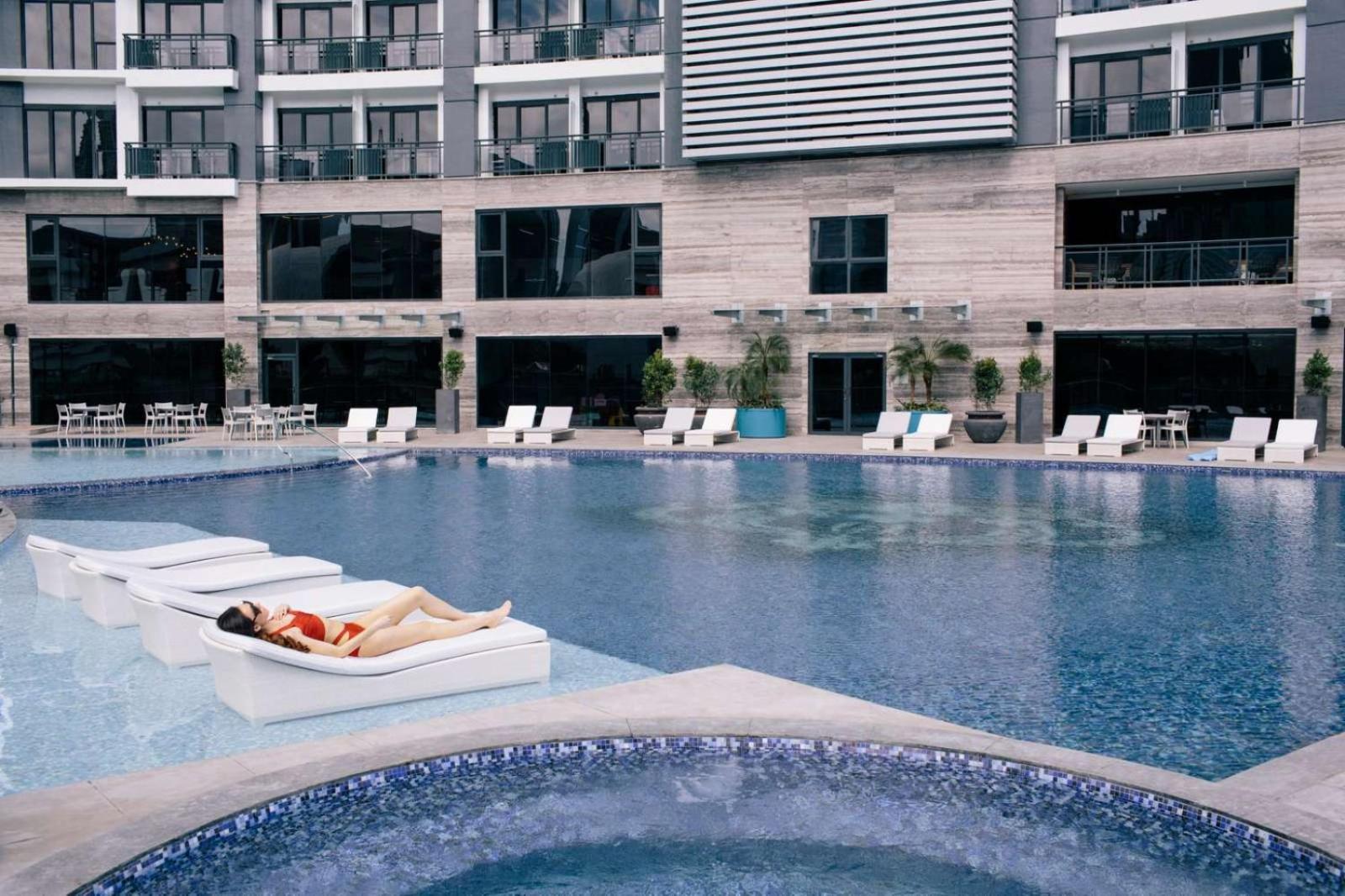 Aparthotel With Free Amenities Access At Poblacion Makati Manila