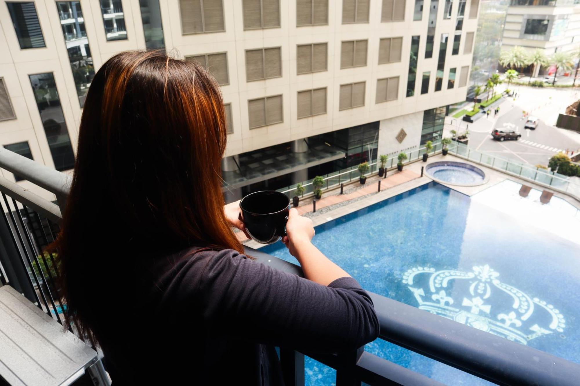 With Free Amenities Access At Poblacion Makati Aparthotel *