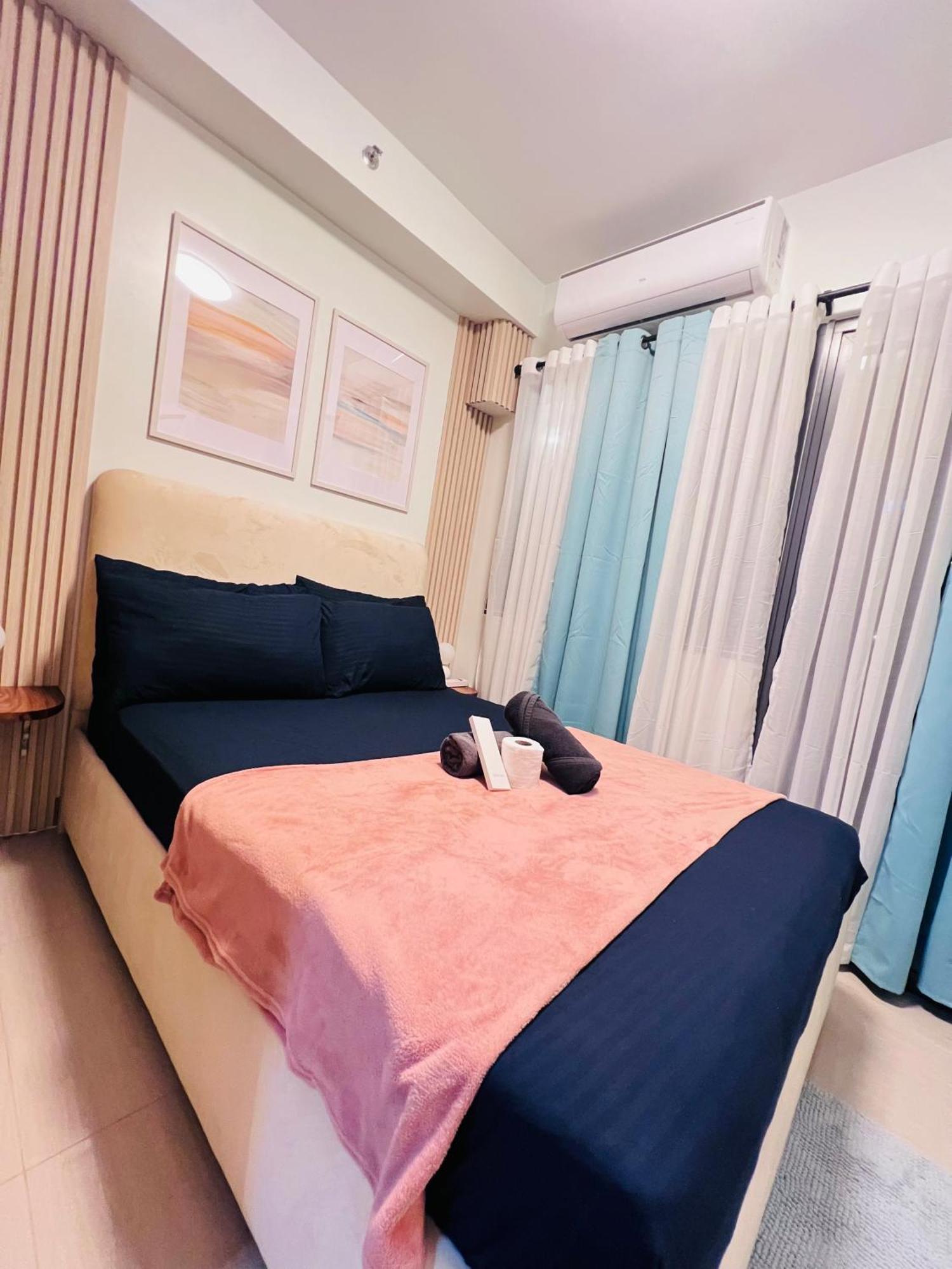 Staycation Near Sm Moa By Shara Dungo