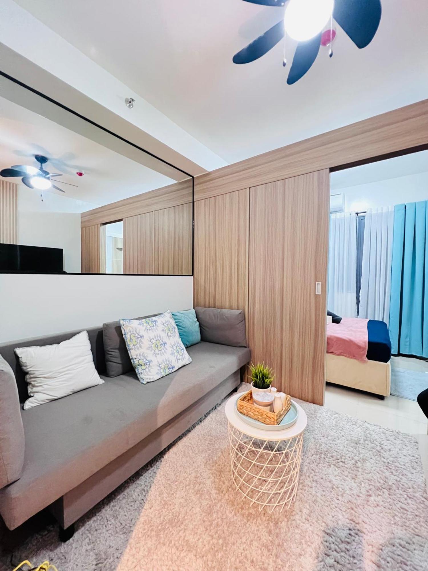 Staycation Near Sm Moa By Shara Dungo