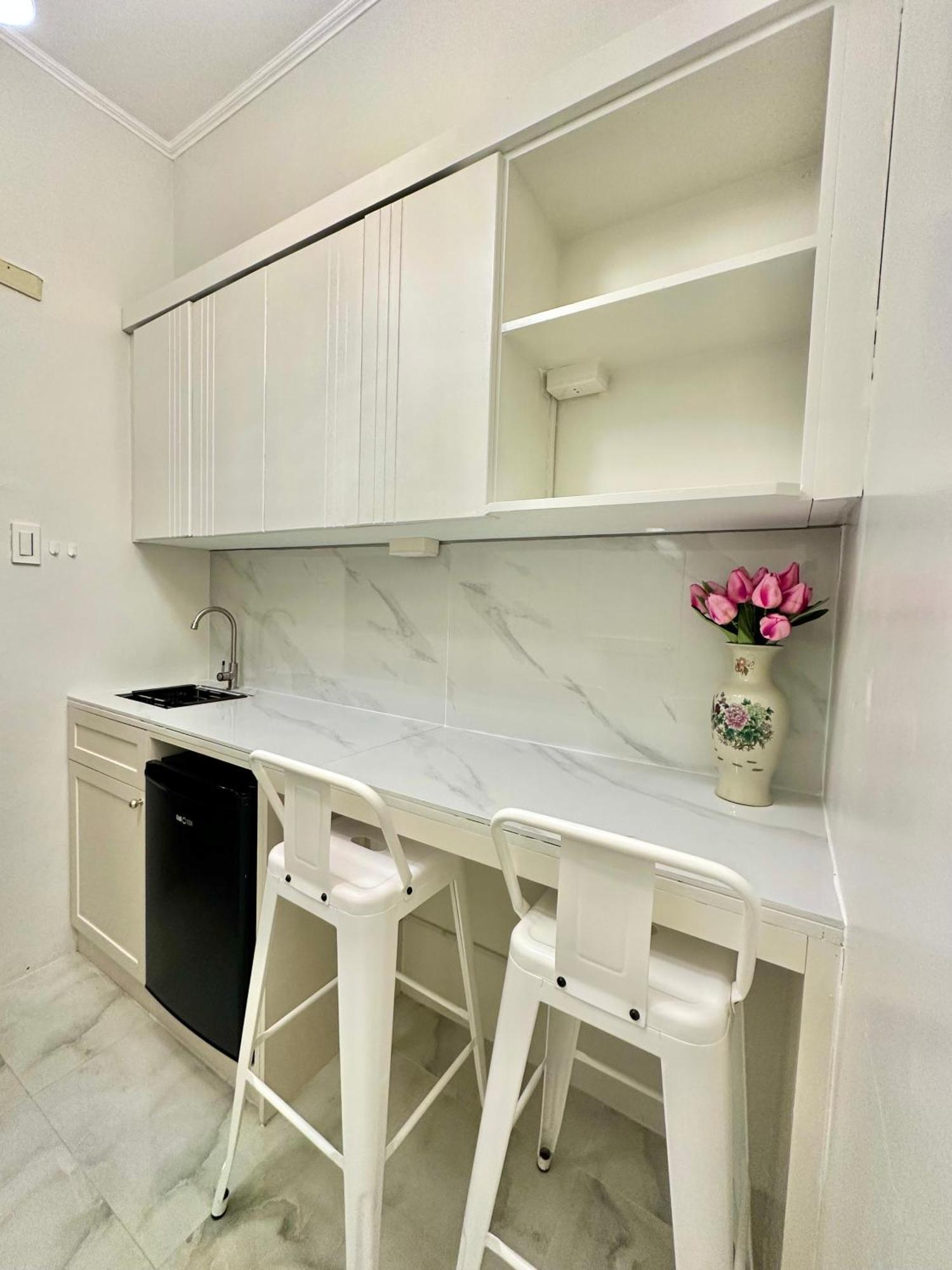 Aparthotel Two Condominium, Alabang Northgate Cyberzone, Gray-fiber Wi-fi Netflix Ready Muntinlupa City