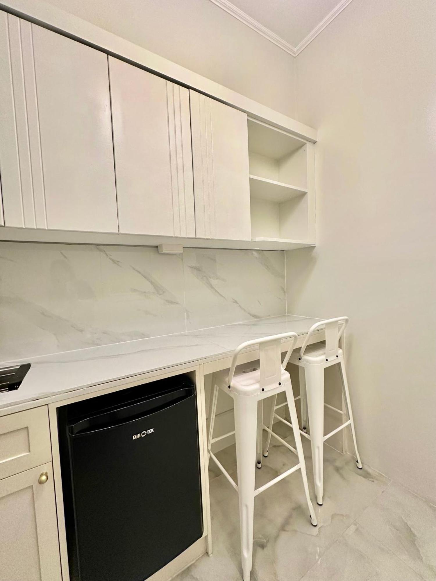 Two Condominium, Alabang Northgate Cyberzone, Gray-fiber Wi-fi Netflix Ready Aparthotel