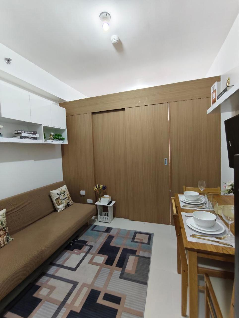 Stylish With View And Netflix - Pool Access Apartment Manila