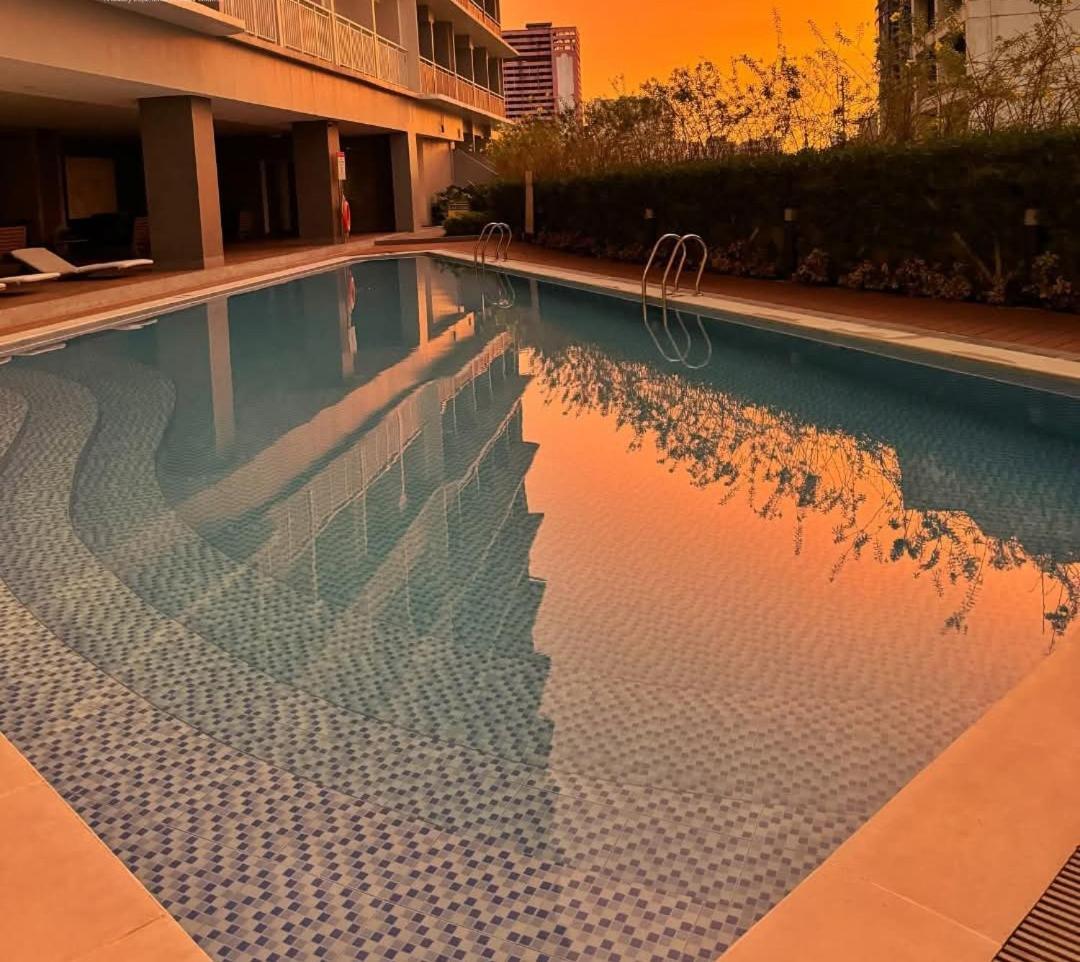 Stylish With View And Netflix - Pool Access Apartment