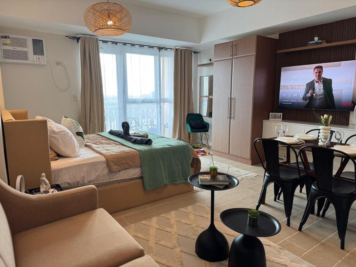 Cozy Staycation Venice With Balcony Mckinley Near Bgc Manila