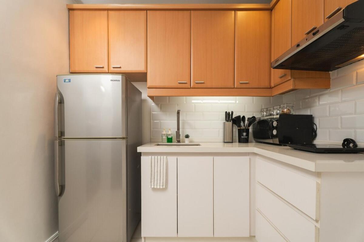 Comfy Greenbelt - Fiber Wifi & Free Pool Apartment *