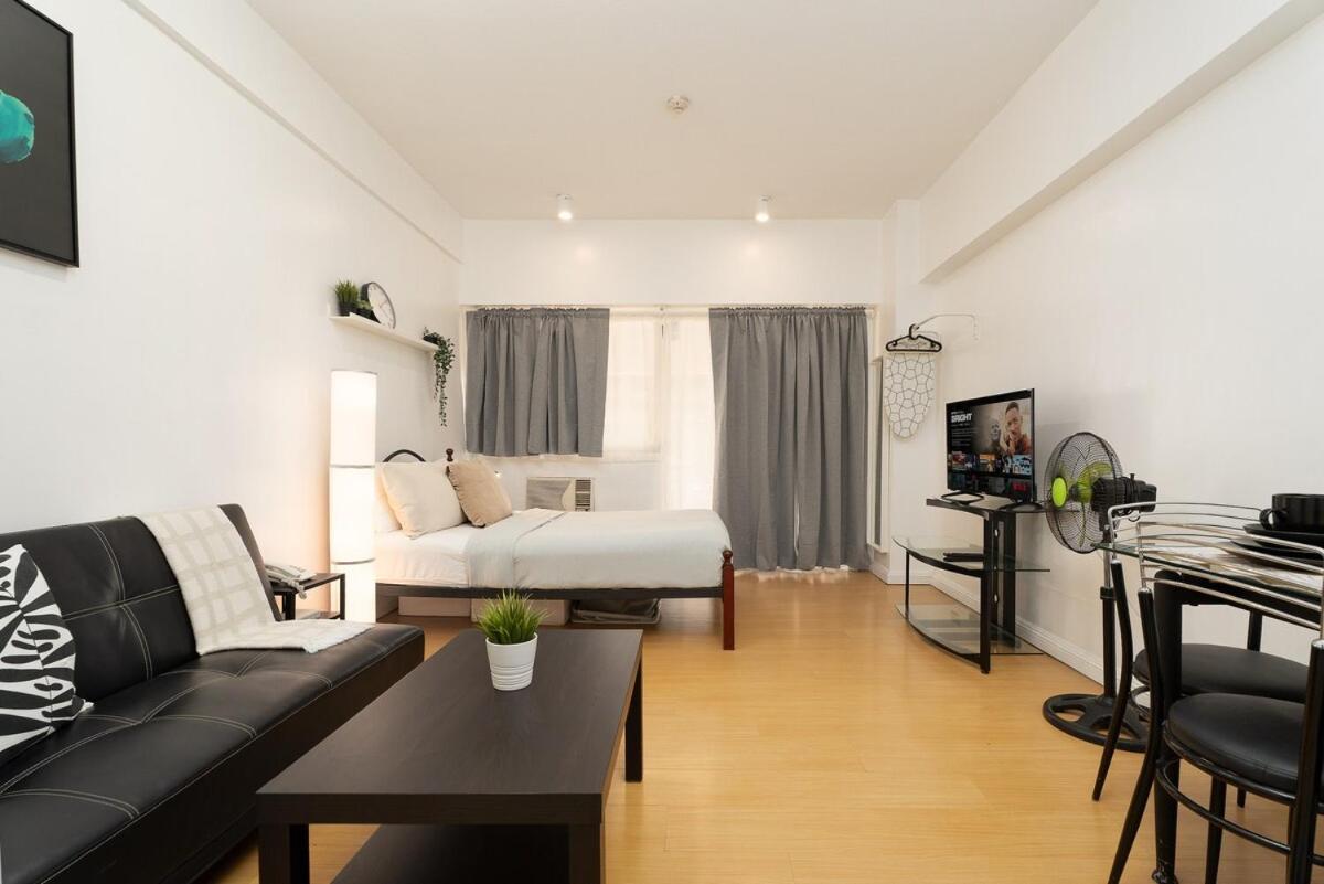 Comfy Greenbelt - Fiber Wifi & Free Pool Apartment Manila