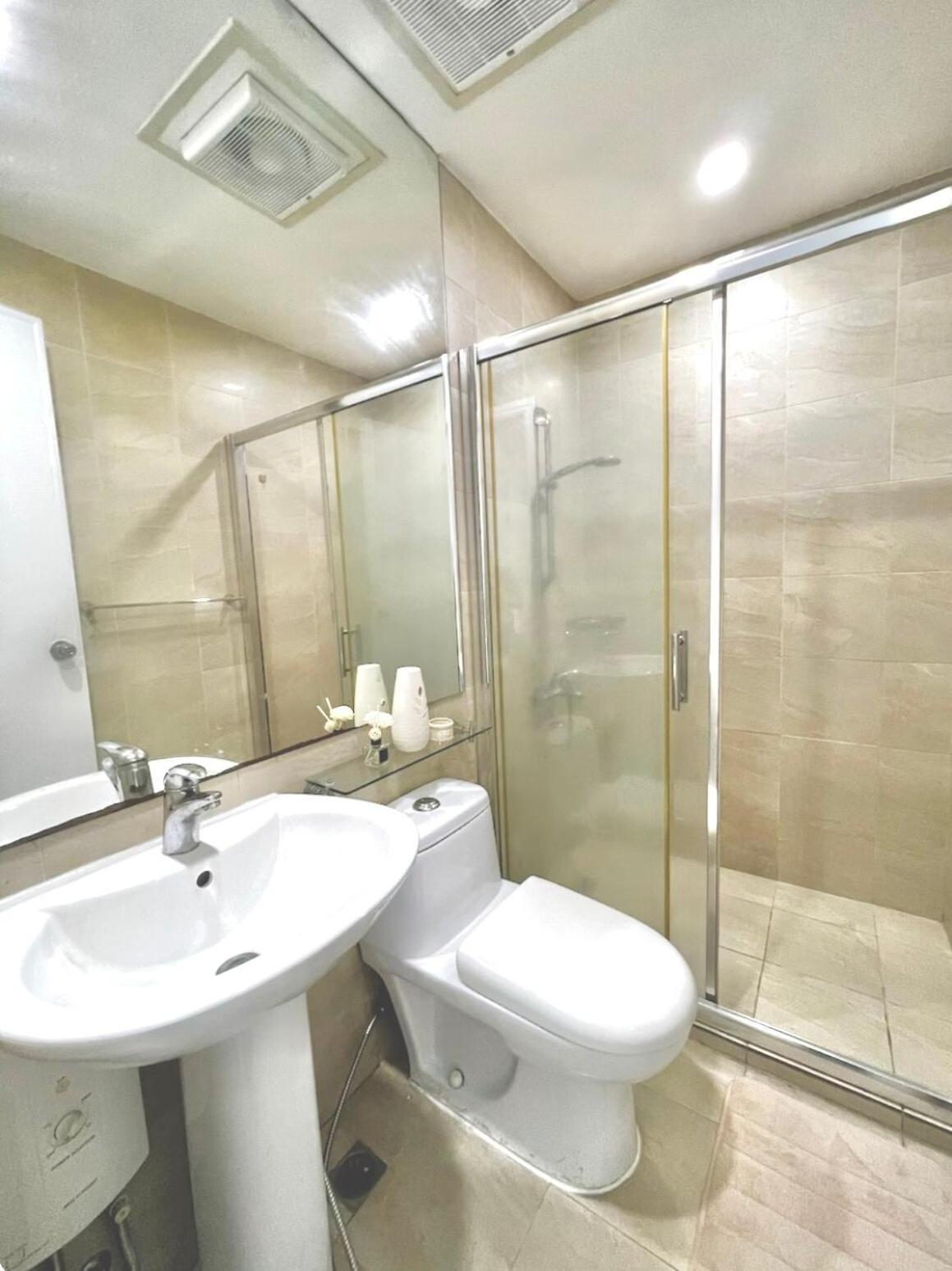 Apartment Affordable At Gramercy Makati With Balcony & Parking