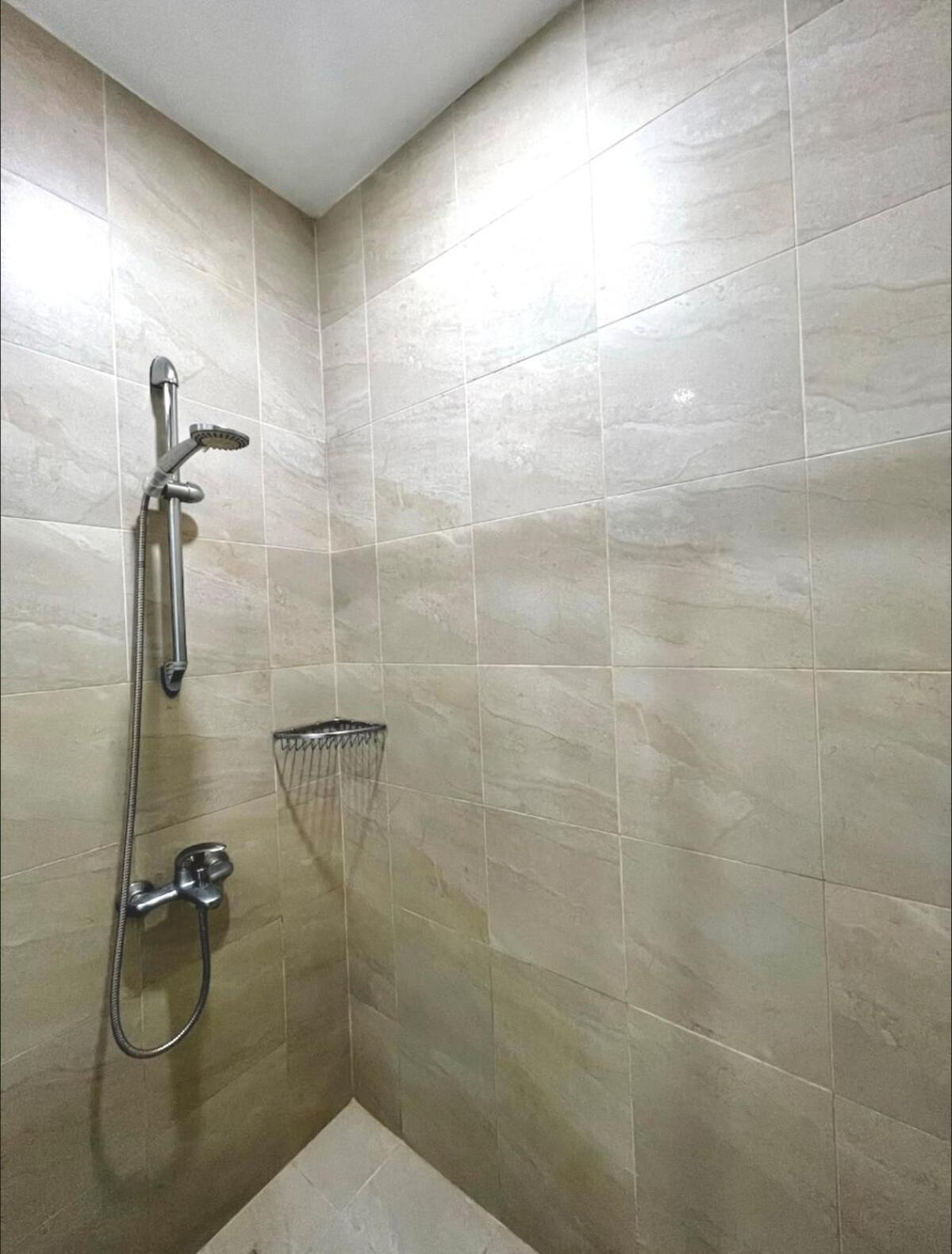 Apartment Affordable At Gramercy Makati With Balcony & Parking