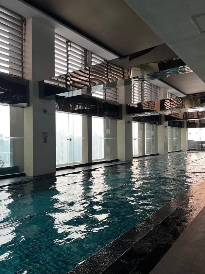 Apartment Affordable At Gramercy Makati With Balcony & Parking Manila