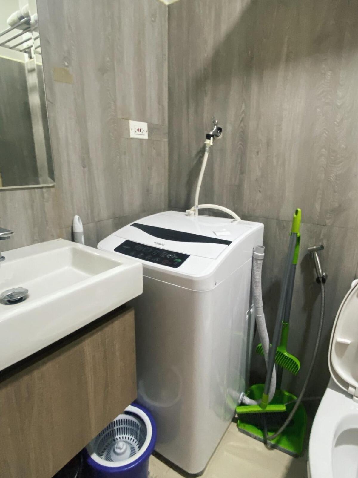 1-br With Balcony In Shore 3 Residences, Pasay * Manila