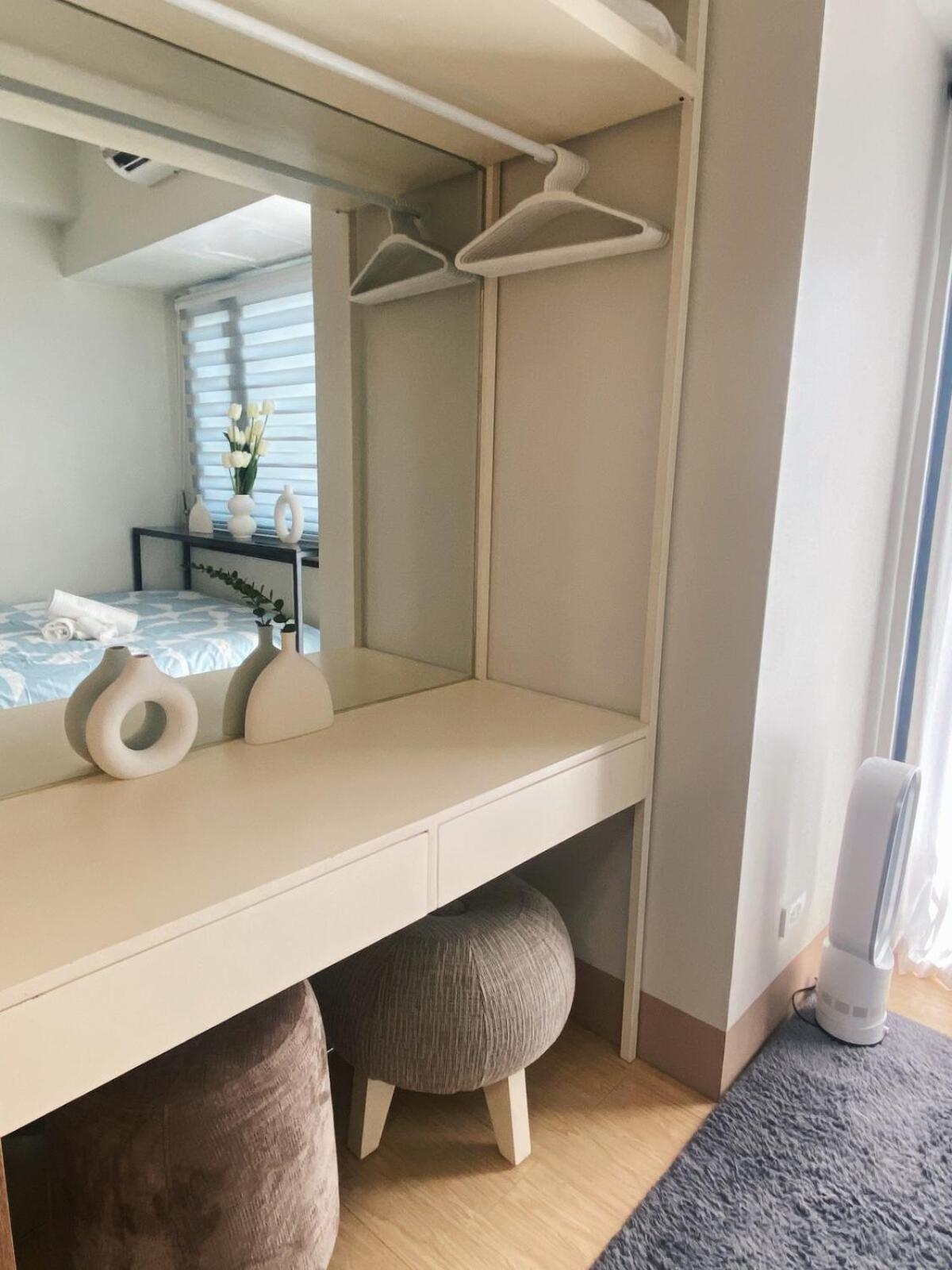 1-br With Balcony In Shore 3 Residences, Pasay *