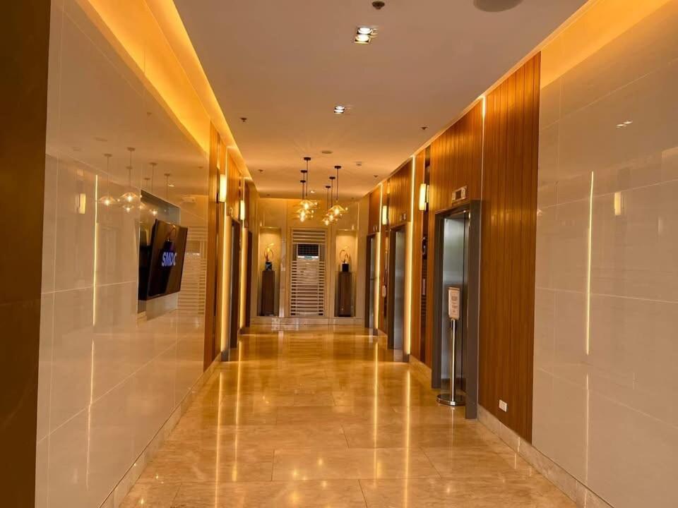 1-br With Balcony In Shore 3 Residences, Pasay *