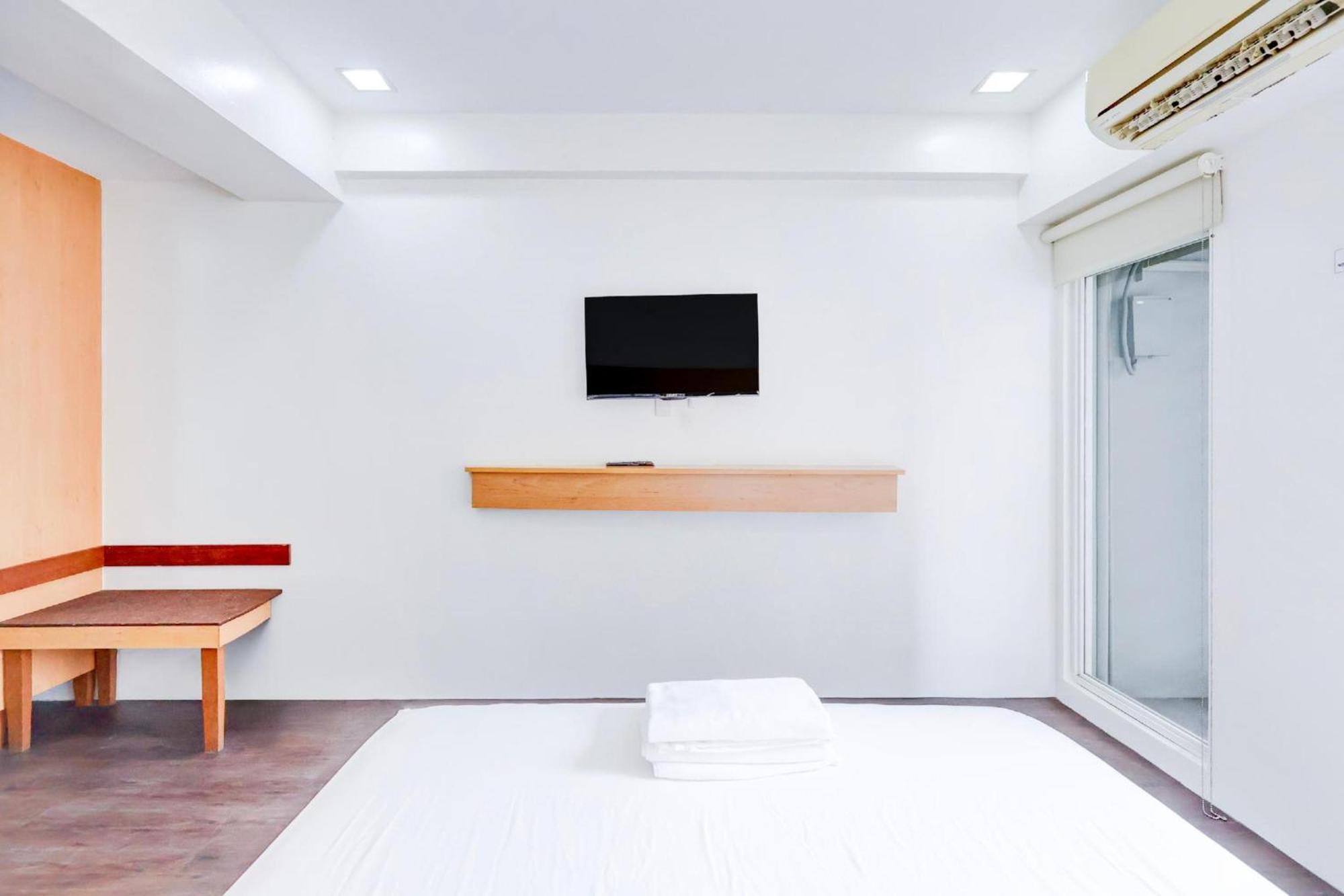Hotel Townhouse Oak Brblock Boutique & Residences, Kalayaan Avenue, Near Ayala Mall, Poblacion, Makati, Manila