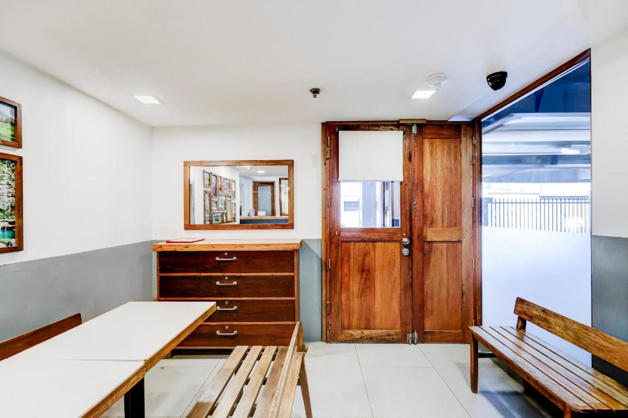 Townhouse Oak Brblock Boutique & Residences, Kalayaan Avenue, Near Ayala Mall, Poblacion, Makati, Hotel