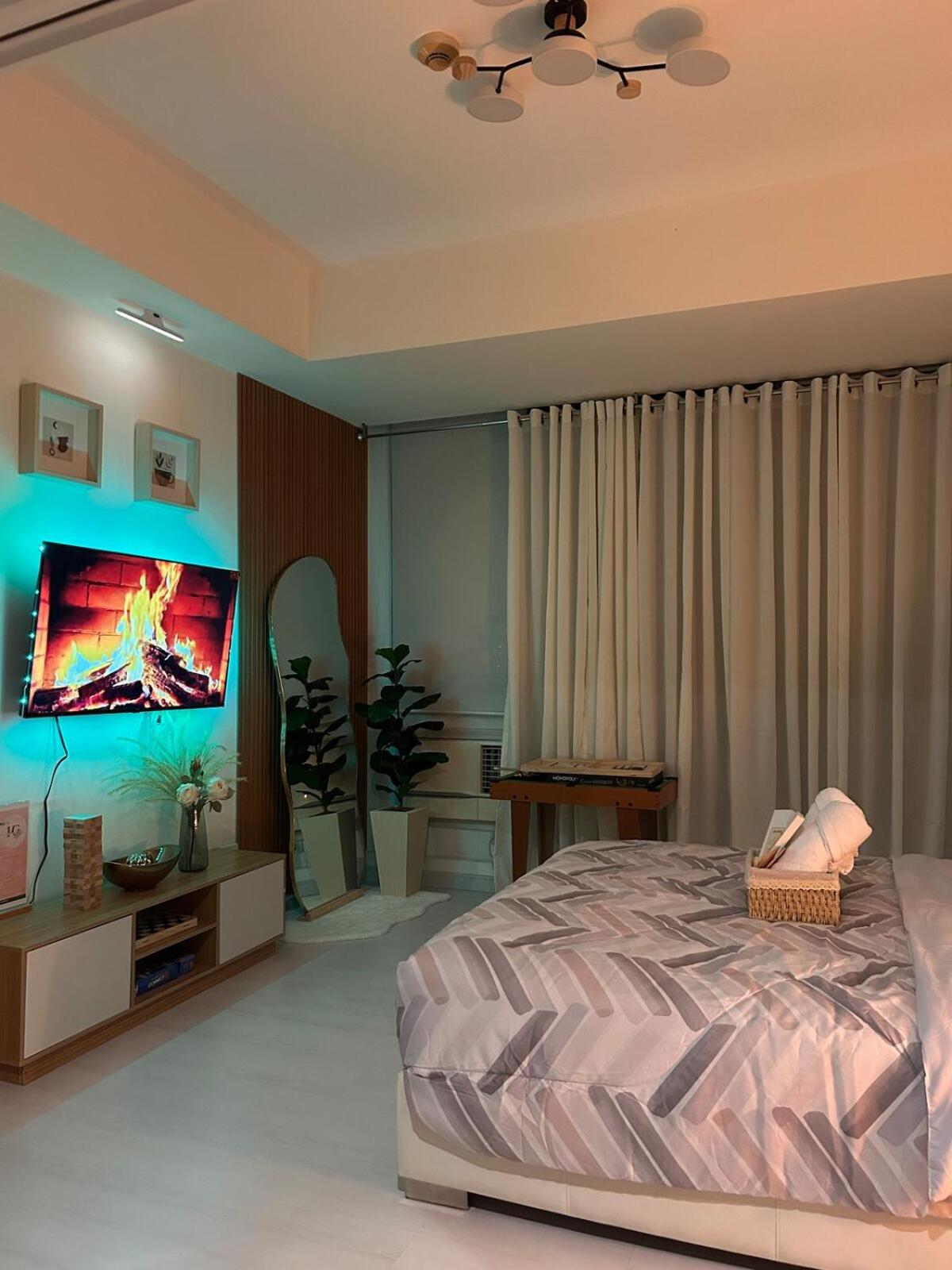 Apartment & Pool View Condotel Staycation At Azure With Ps4 *