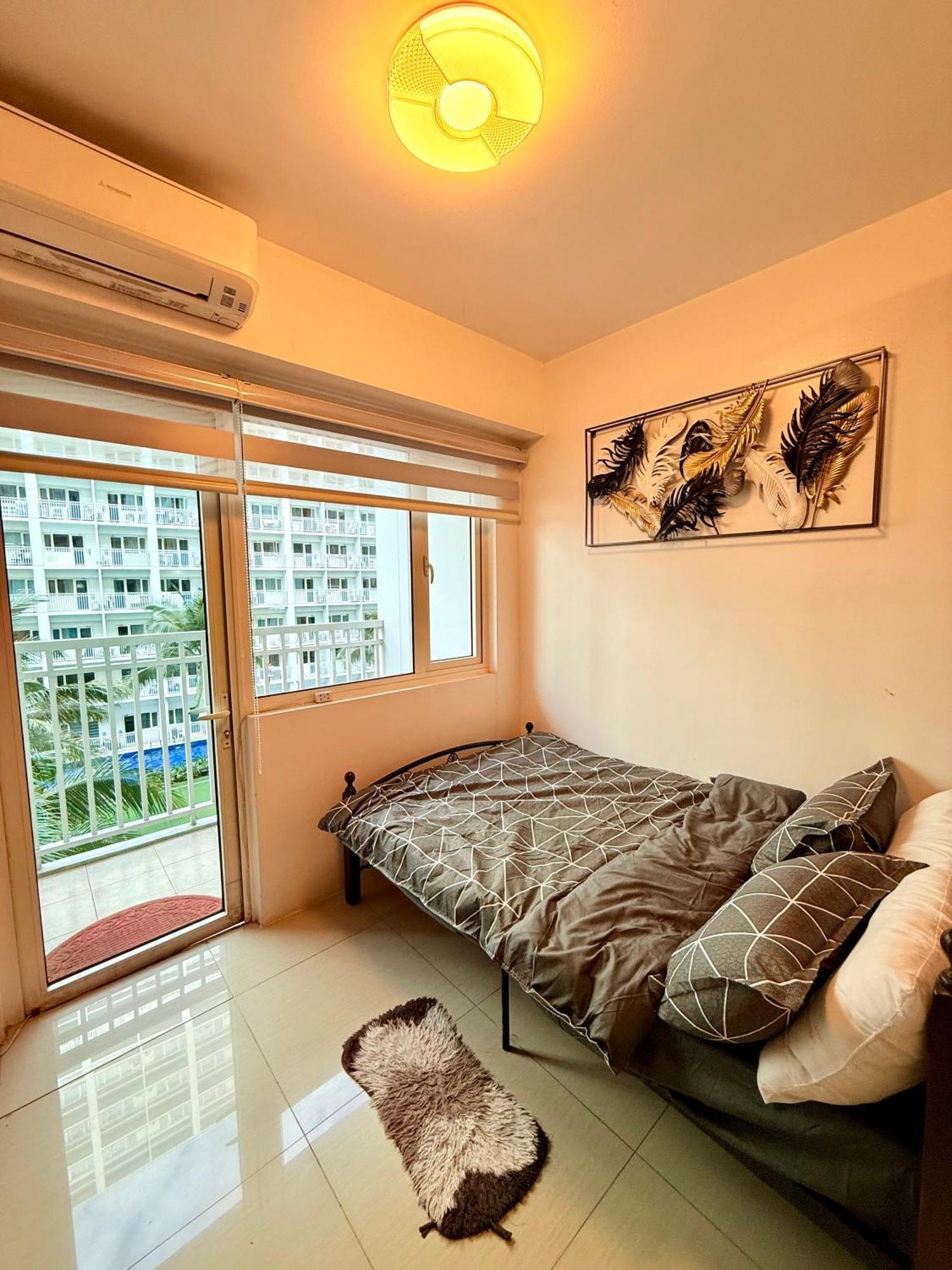 Modern Double-sized Bed With Netflix & Pool View Manila