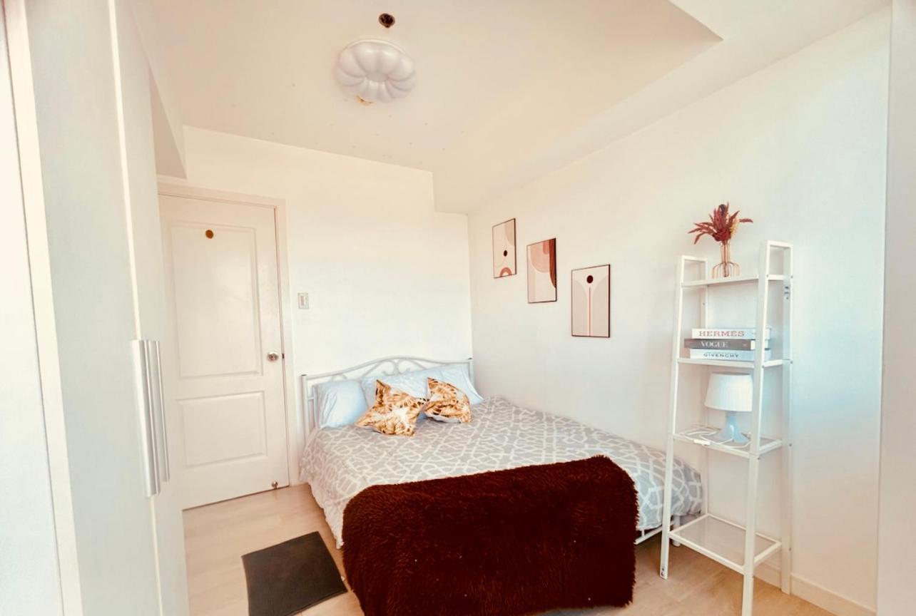 Aparthotel 2br In Azure With Bay View & Laguna De Bay View Paranaque City