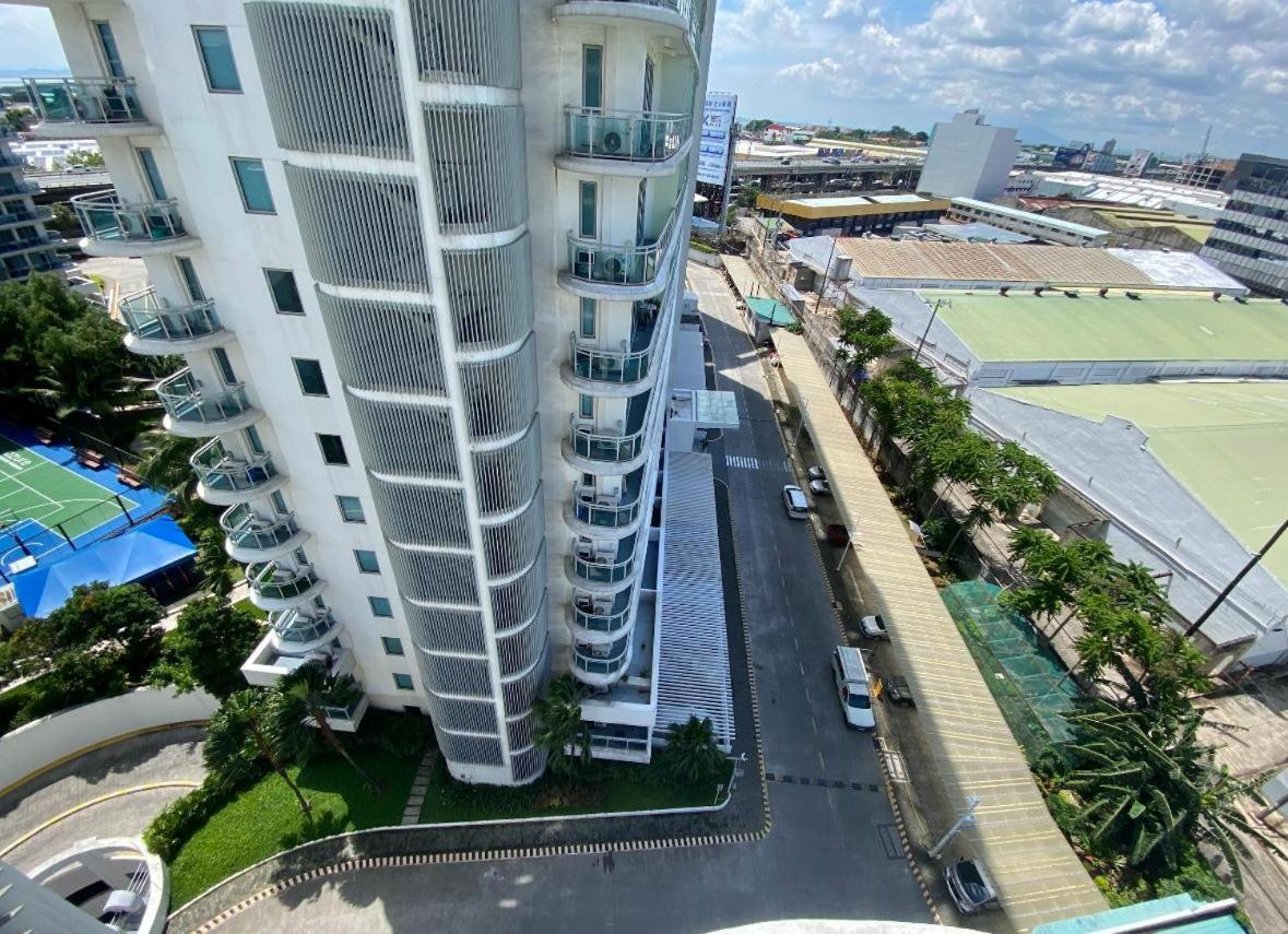 Holiday home 2br Azure Netflix, Karaoke & Board Games Manila