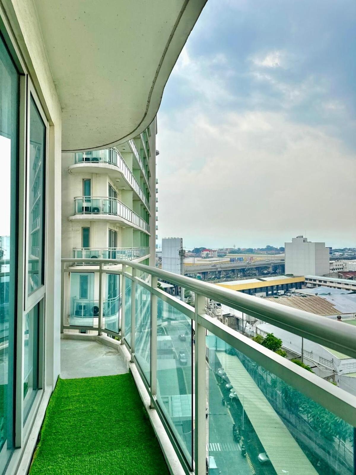 2br Azure Netflix, Karaoke & Board Games Manila