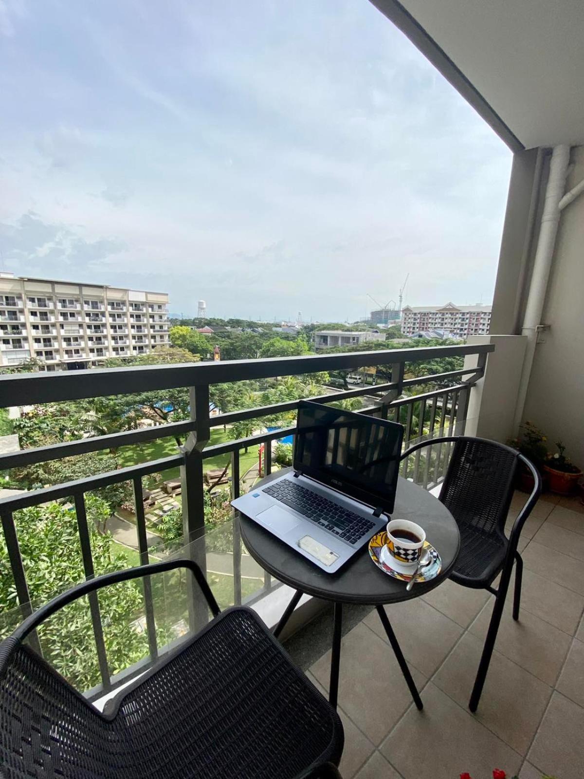 Stylish & Spacious Place Near Bgc Fast Wi-fi Apartment Manila