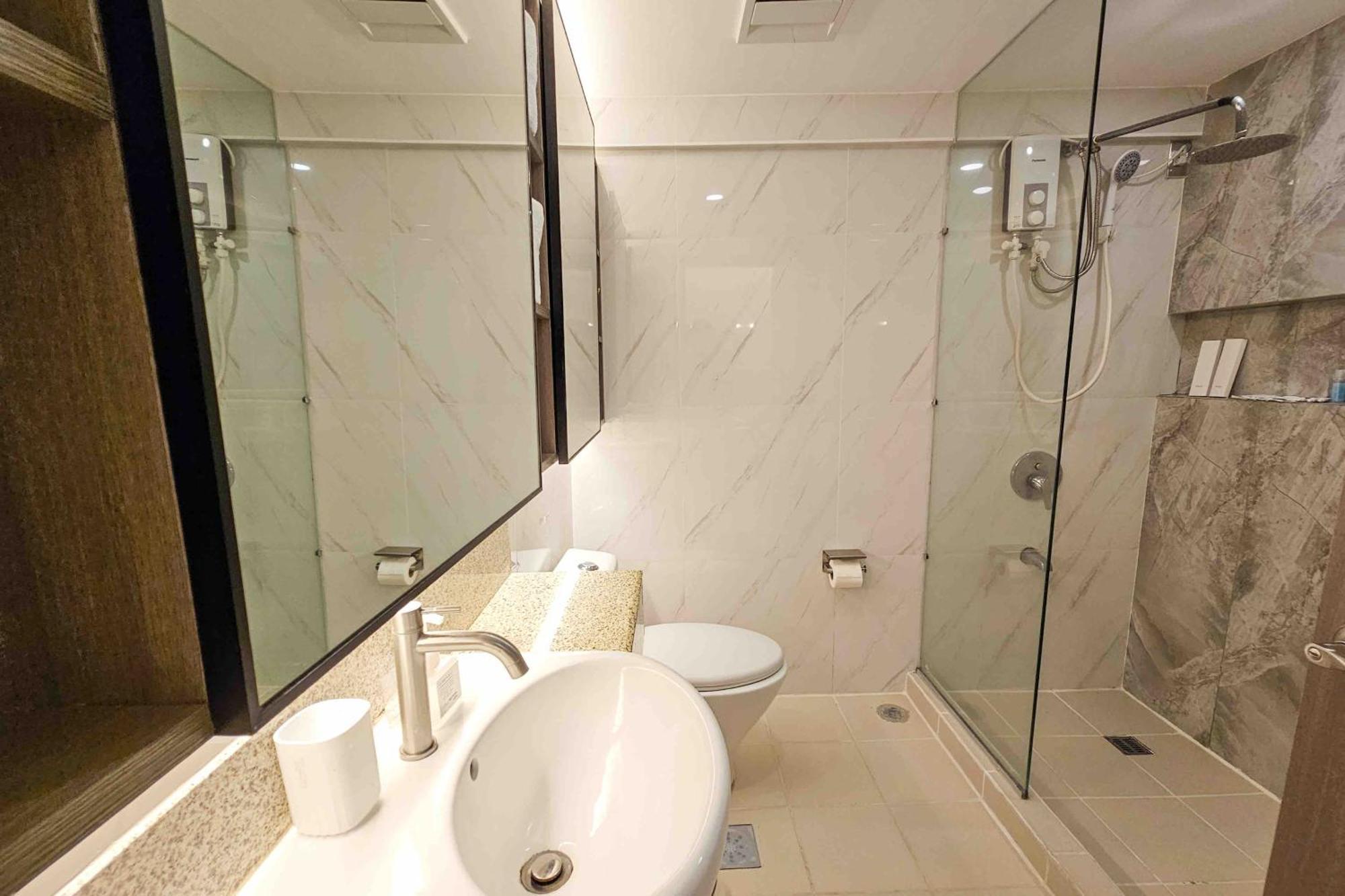 Stylish & Spacious Place Near Bgc Fast Wi-fi Apartment Manila