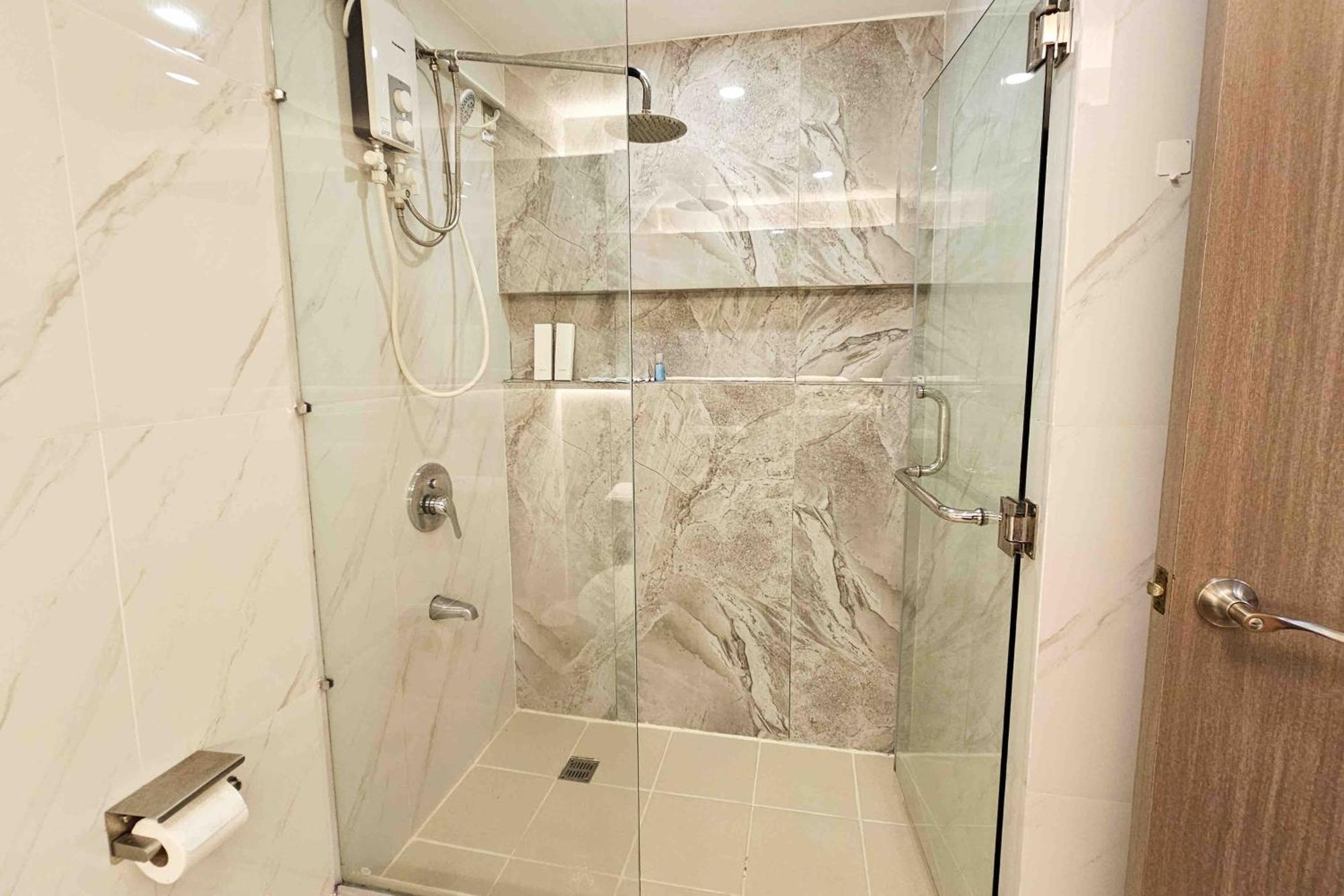 Stylish & Spacious Place Near Bgc Fast Wi-fi Apartment Manila