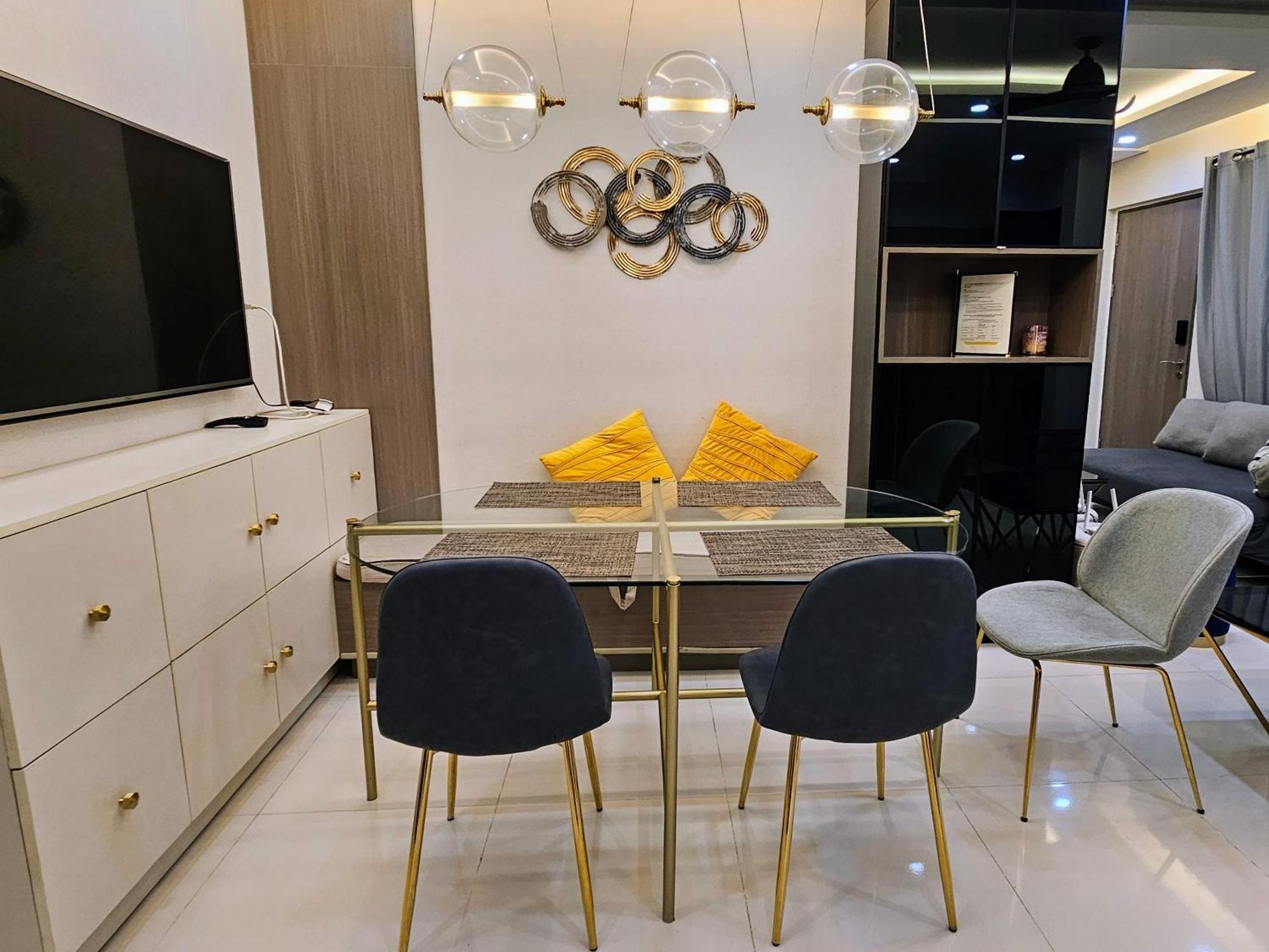 Stylish & Spacious Place Near Bgc Fast Wi-fi Apartment Manila