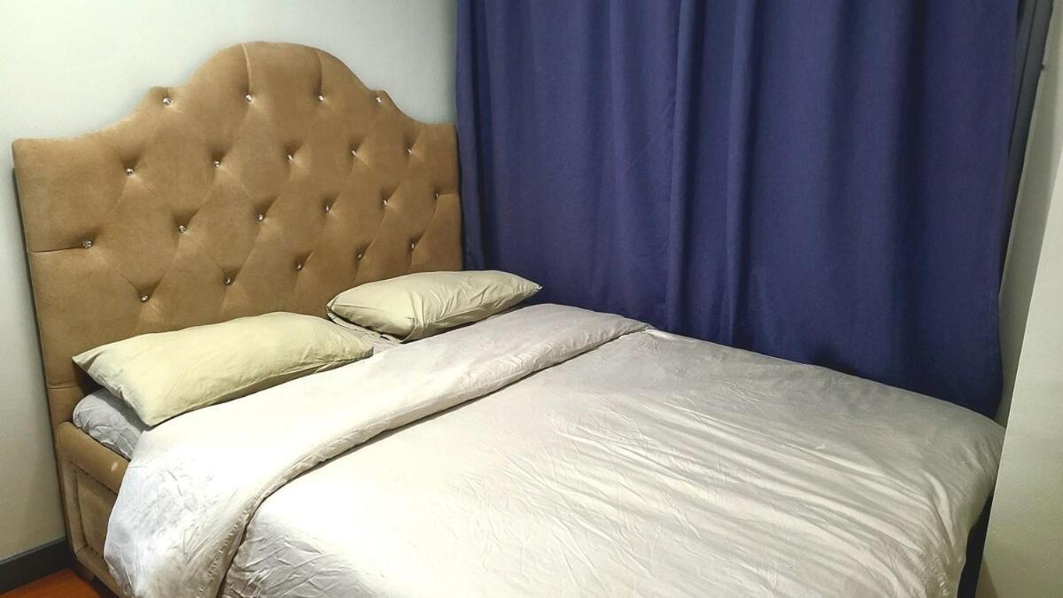 Apartment Bgc Center Decent 74sqm, 2br, 2baths, 4beds With Maid Quarter