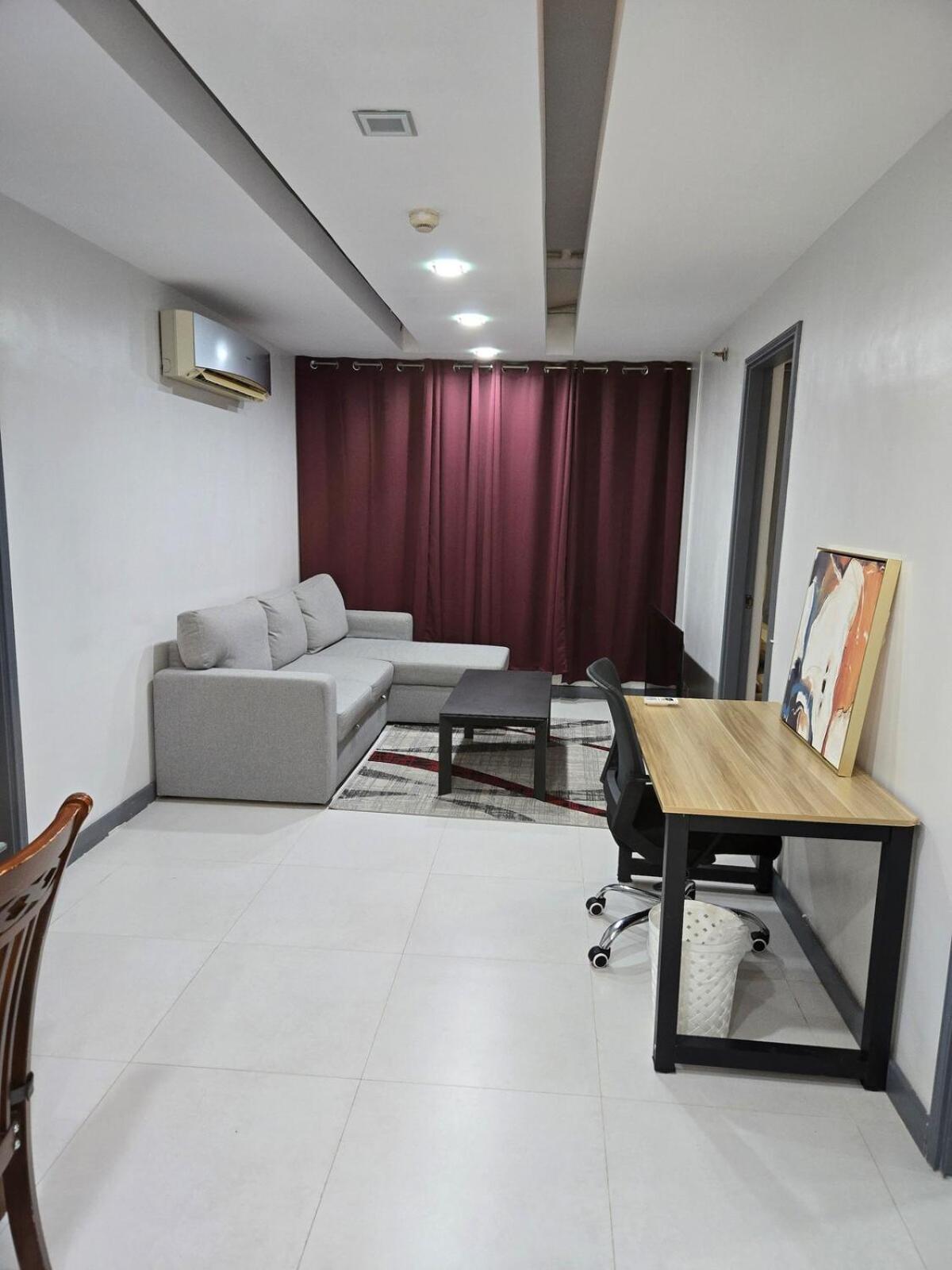 Bgc Center Decent 74sqm, 2br, 2baths, 4beds With Maid Quarter *