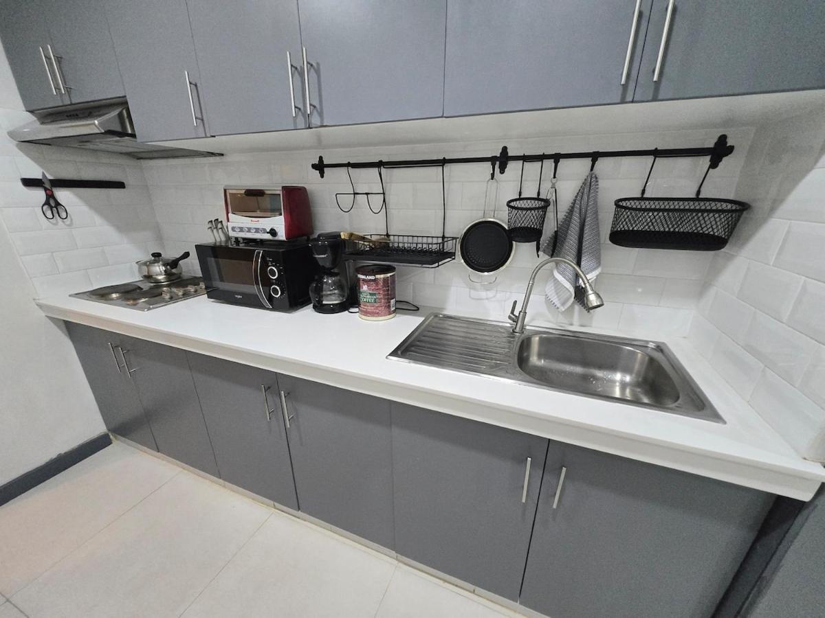 Apartment Bgc Center Decent 74sqm, 2br, 2baths, 4beds With Maid Quarter