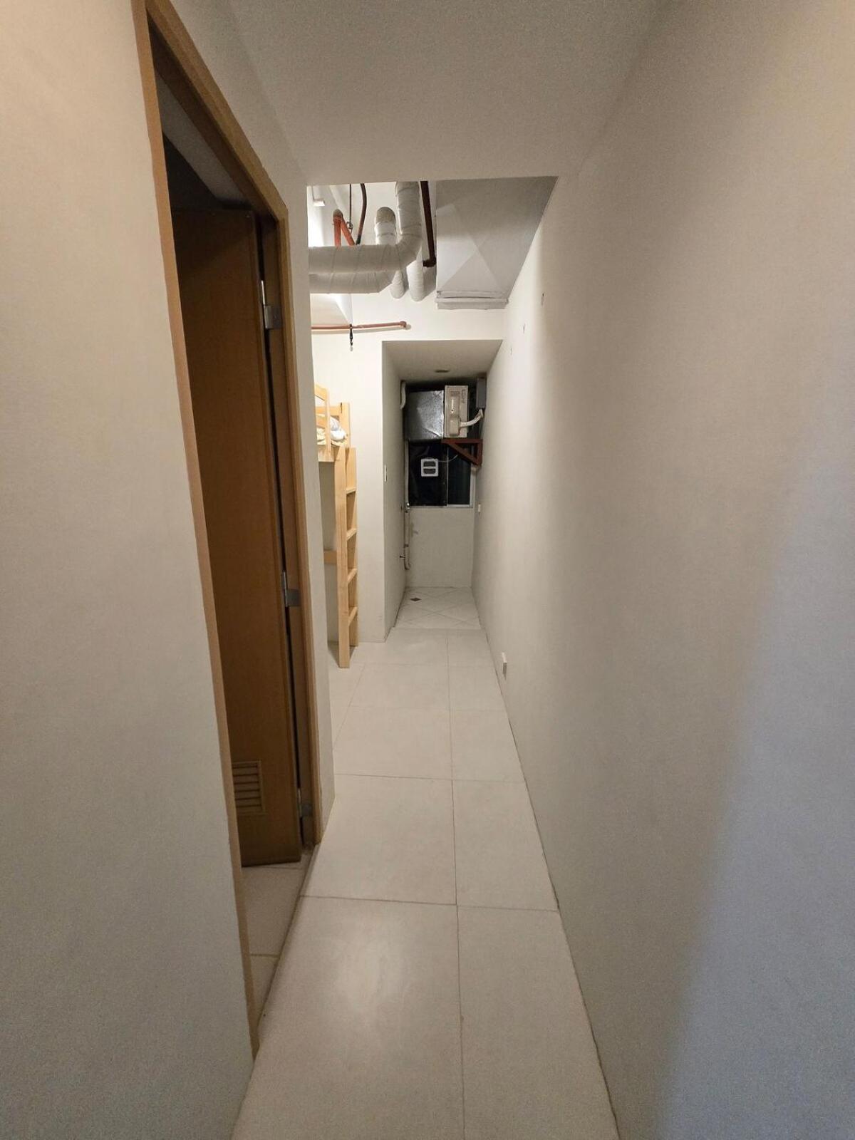 Bgc Center Decent 74sqm, 2br, 2baths, 4beds With Maid Quarter