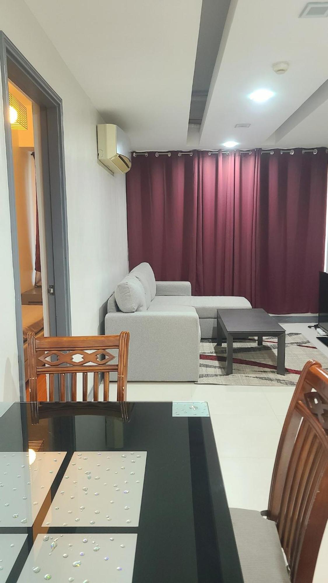 Bgc Center Decent 74sqm, 2br, 2baths, 4beds With Maid Quarter Apartment