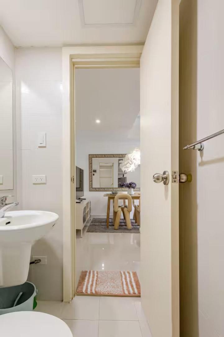 Jing'scrib 2br By Azure Near Airport Apartment