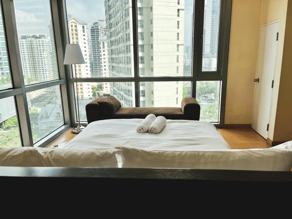Apartment Budget View W Pool Access In Bgc Taguig *