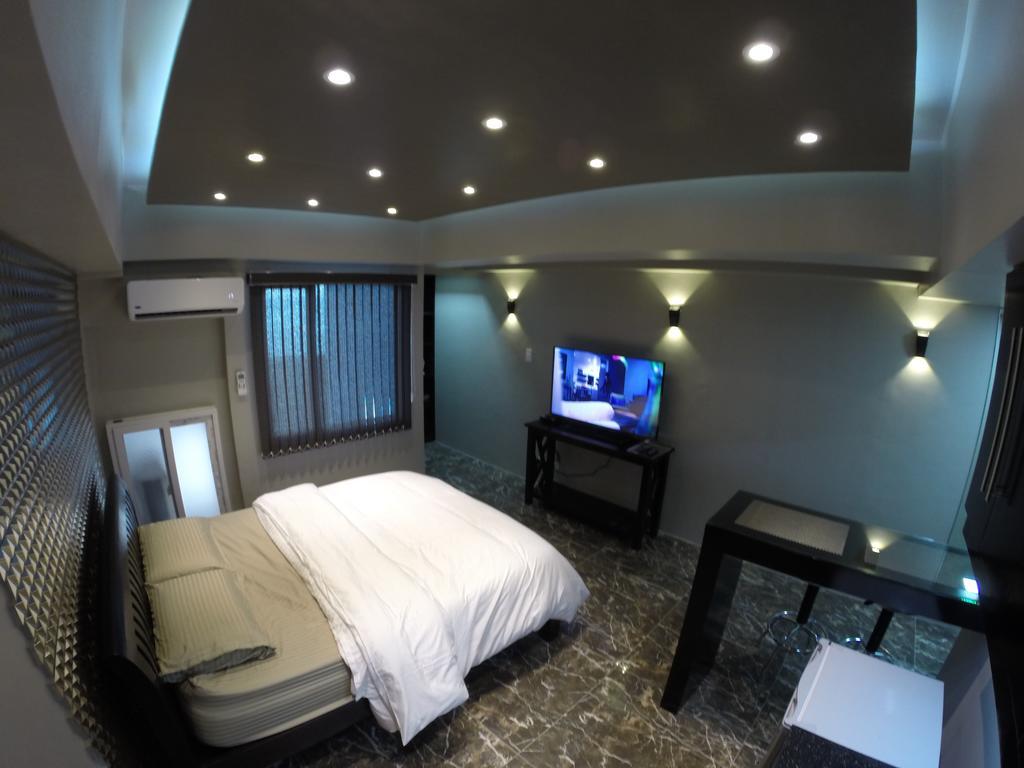 Burgundy Mckinley Place Service Apartment Apartment *